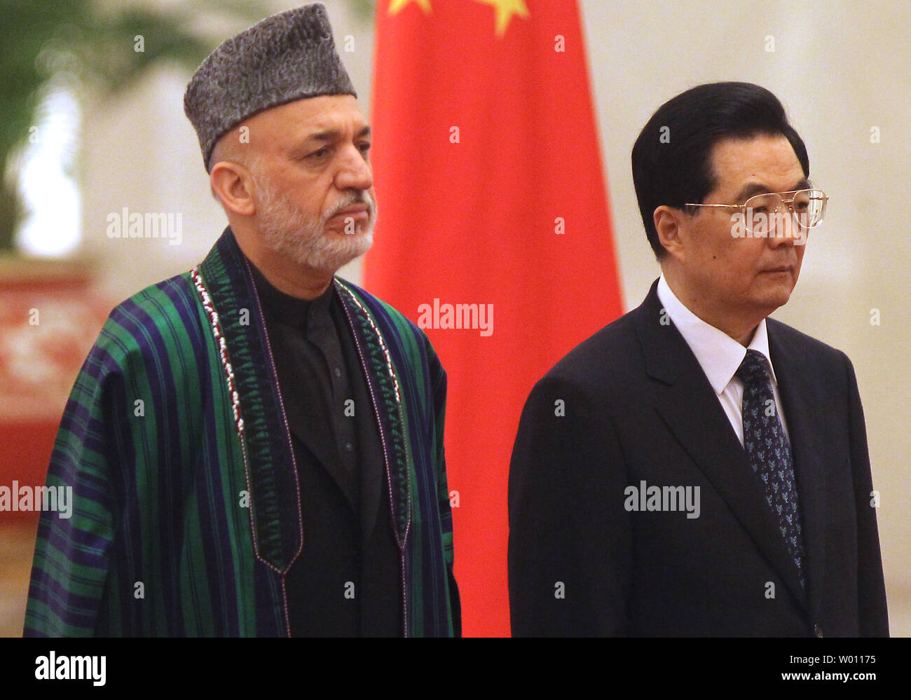 Il presidente cinese Hu Jintao (R) e il Presidente afgano Hamid Karzai per ascoltare i loro rispettivi inni nazionali durante una cerimonia di benvenuto nella Grande Sala del Popolo di Pechino il 8 giugno 2012. Hu ha detto a Karzai il venerdì che la Cina fornirà 'sincere e disinteressato aiuto' in Afghanistan, come ha accolto il paese a diventare un osservatore a livello regionale del blocco di sicurezza ancorato da Pechino e Mosca. UPI/Stephen rasoio Foto Stock