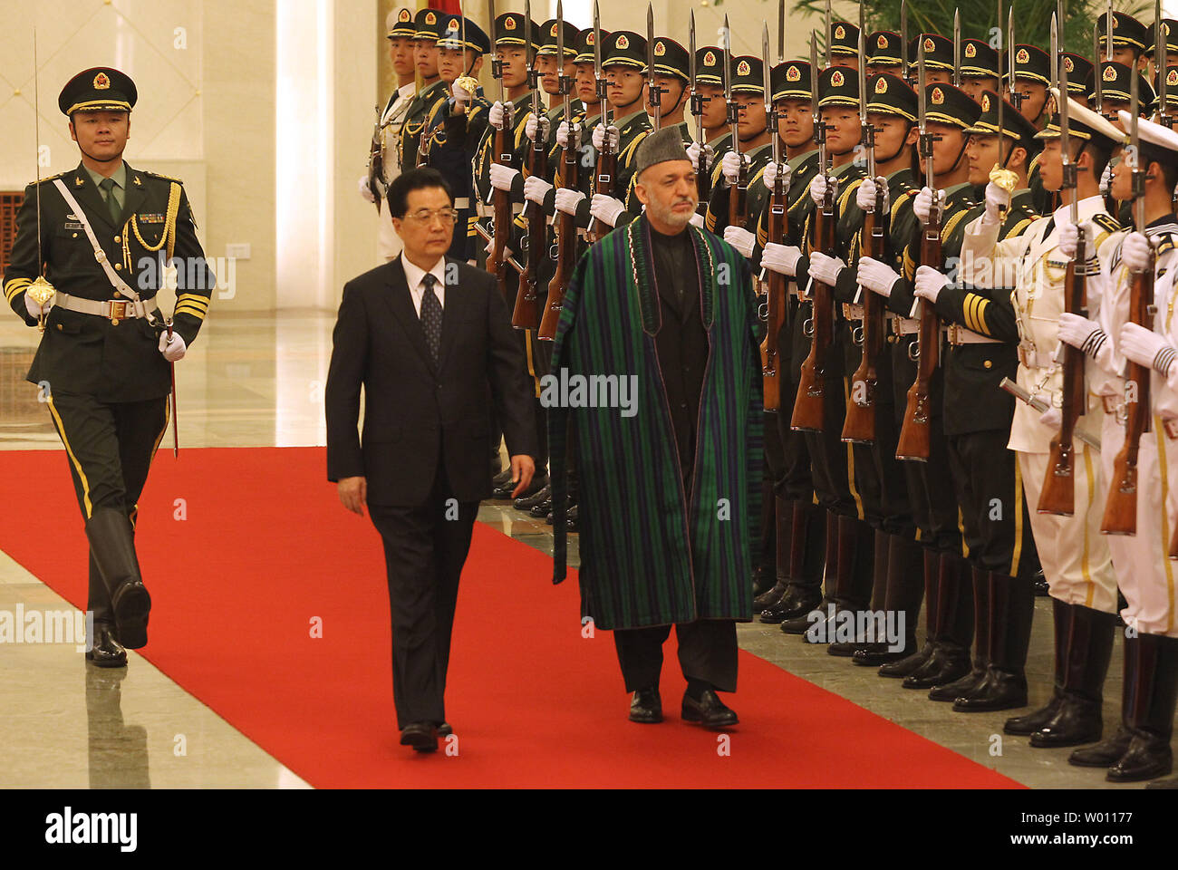 Il presidente cinese Hu Jintao (L) accompagnatrici il Presidente afgano Hamid Karzai passato un militare di guardia d'onore durante una cerimonia di benvenuto nella Grande Sala del Popolo di Pechino il 8 giugno 2012. Hu ha detto a Karzai il venerdì che la Cina fornirà 'sincere e disinteressato aiuto' in Afghanistan, come ha accolto il paese a diventare un osservatore a livello regionale del blocco di sicurezza ancorato da Pechino e Mosca. UPI/Stephen rasoio Foto Stock