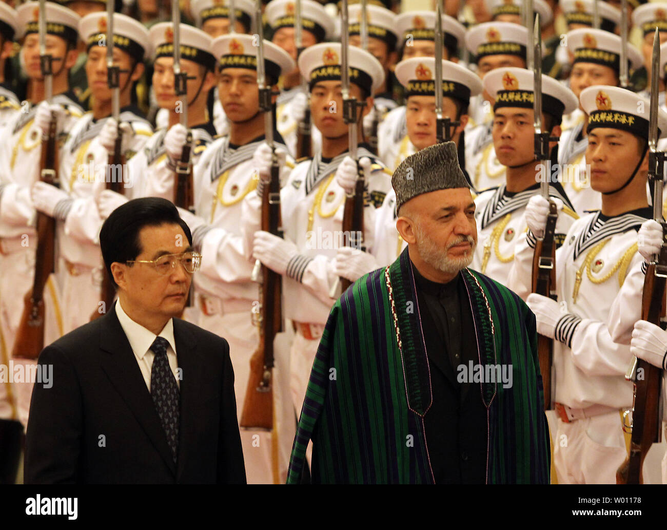 Il presidente cinese Hu Jintao (L) accompagnatrici il Presidente afgano Hamid Karzai passato un militare di guardia d'onore durante una cerimonia di benvenuto nella Grande Sala del Popolo di Pechino il 8 giugno 2012. Hu ha detto a Karzai il venerdì che la Cina fornirà 'sincere e disinteressato aiuto' in Afghanistan, come ha accolto il paese a diventare un osservatore a livello regionale del blocco di sicurezza ancorato da Pechino e Mosca. UPI/Stephen rasoio Foto Stock