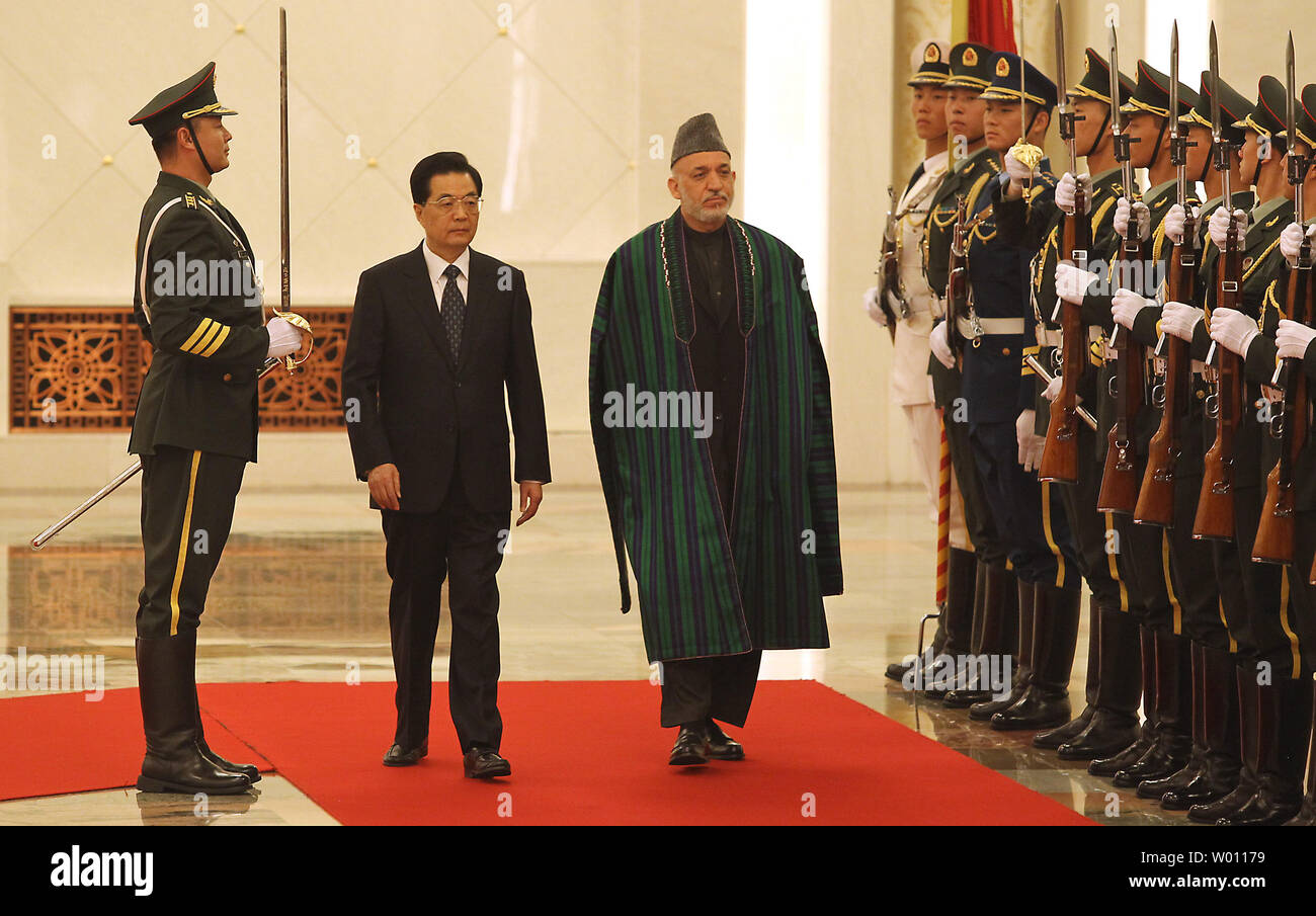 Il presidente cinese Hu Jintao (L) accompagnatrici il Presidente afgano Hamid Karzai passato un militare di guardia d'onore durante una cerimonia di benvenuto nella Grande Sala del Popolo di Pechino il 8 giugno 2012. Hu ha detto a Karzai il venerdì che la Cina fornirà 'sincere e disinteressato aiuto' in Afghanistan, come ha accolto il paese a diventare un osservatore a livello regionale del blocco di sicurezza ancorato da Pechino e Mosca. UPI/Stephen rasoio Foto Stock