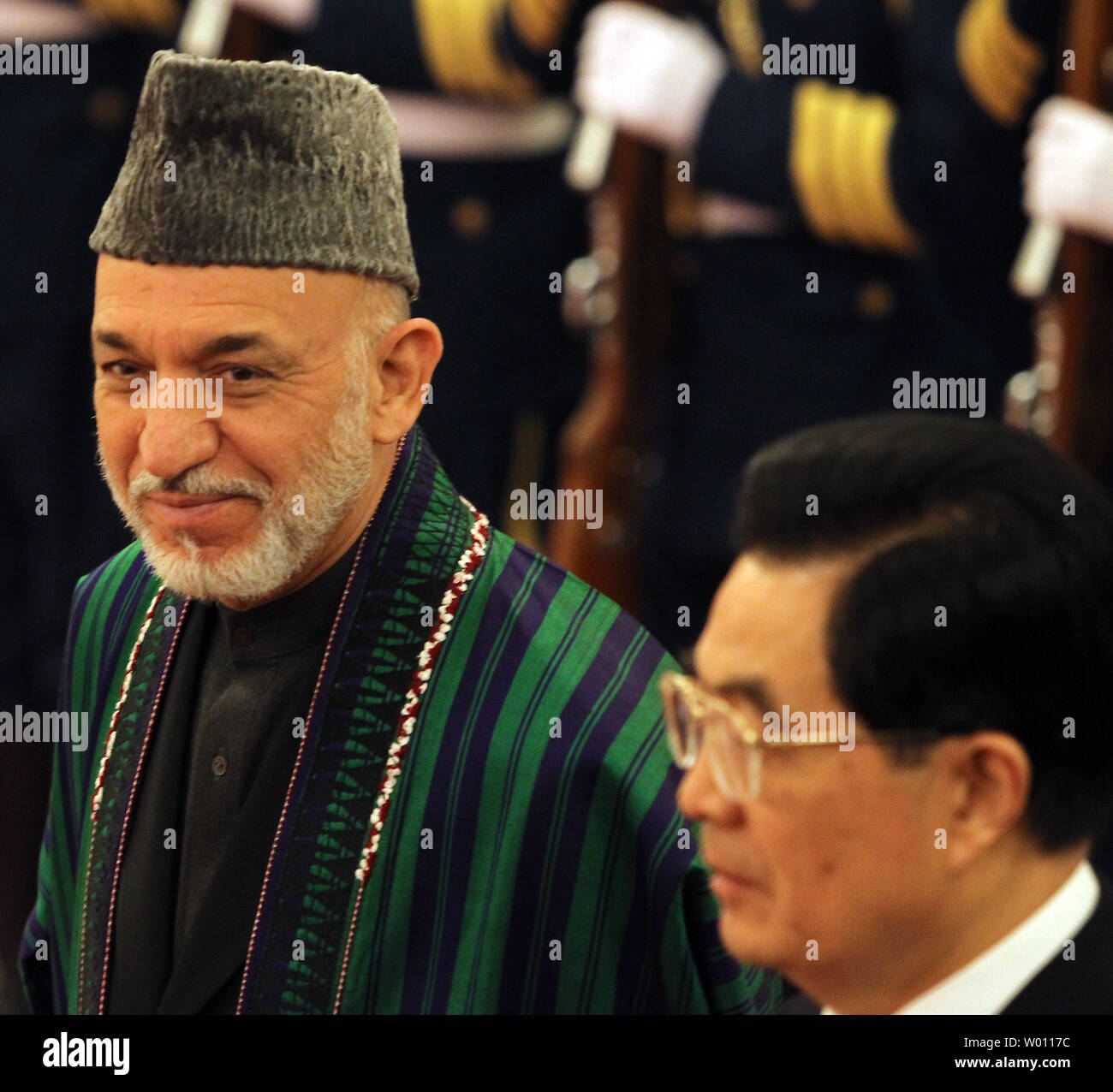 Il presidente cinese Hu Jintao (R) accompagnatrici il Presidente afgano Hamid Karzai passato un militare di guardia d'onore durante una cerimonia di benvenuto nella Grande Sala del Popolo di Pechino il 8 giugno 2012. Hu ha detto a Karzai il venerdì che la Cina fornirà 'sincere e disinteressato aiuto' in Afghanistan, come ha accolto il paese a diventare un osservatore a livello regionale del blocco di sicurezza ancorato da Pechino e Mosca. UPI/Stephen rasoio Foto Stock