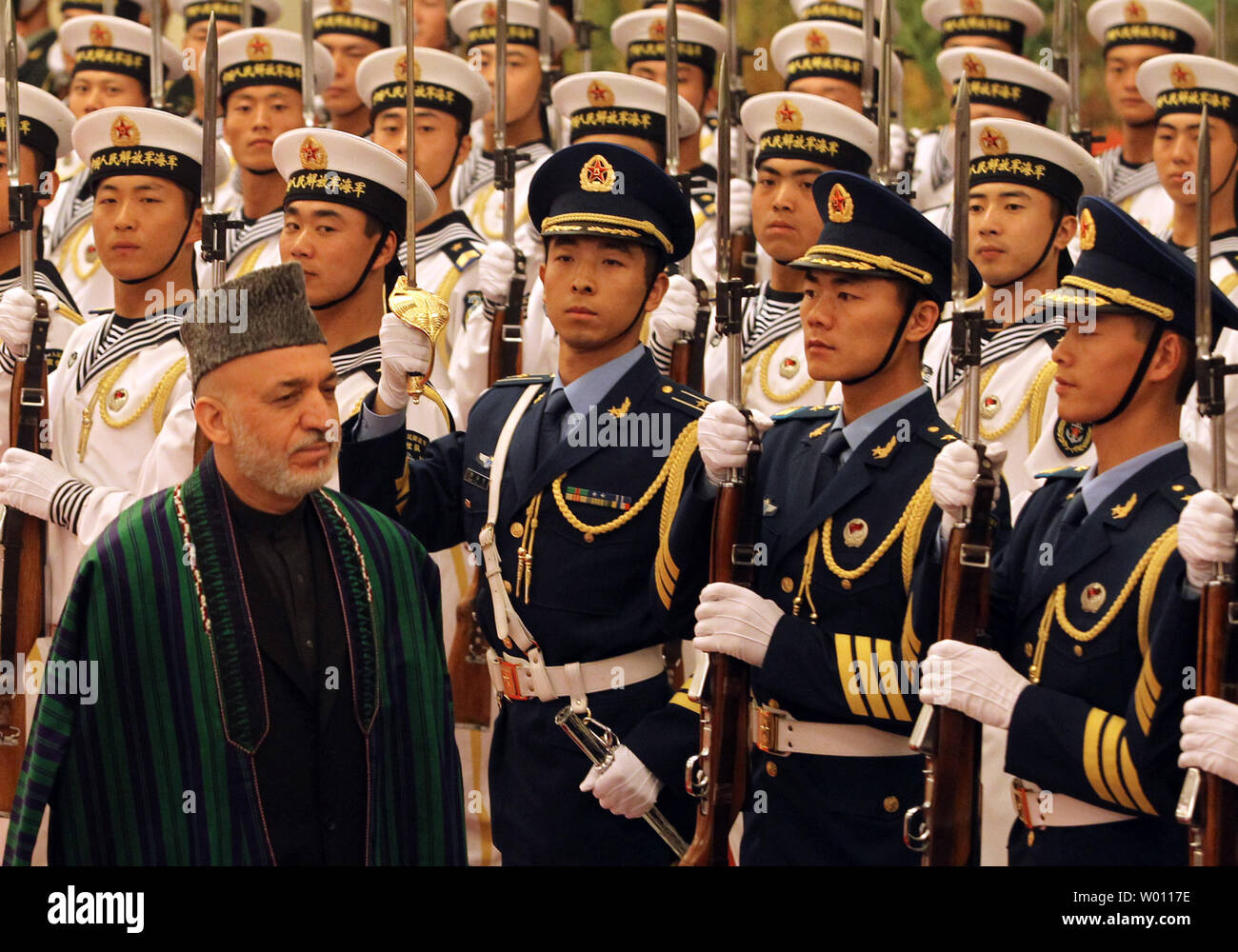 Il presidente cinese Hu Jintao (non mostrato)) accompagnatrici il Presidente afgano Hamid Karzai passato un militare di guardia d'onore durante una cerimonia di benvenuto nella Grande Sala del Popolo di Pechino il 8 giugno 2012. Hu ha detto a Karzai il venerdì che la Cina fornirà 'sincere e disinteressato aiuto' in Afghanistan, come ha accolto il paese a diventare un osservatore a livello regionale del blocco di sicurezza ancorato da Pechino e Mosca. UPI/Stephen rasoio Foto Stock