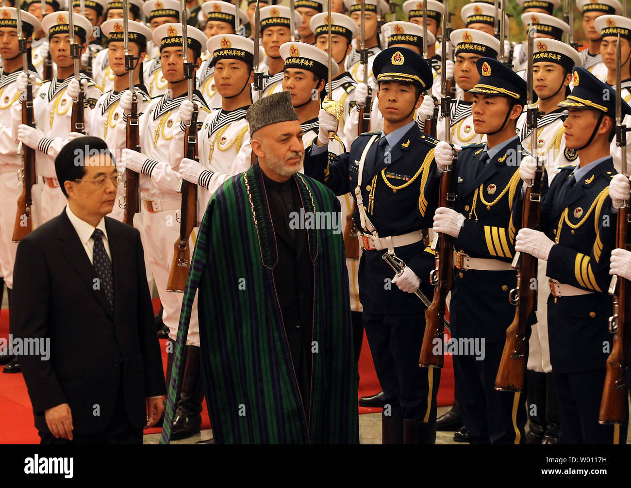 Il presidente cinese Hu Jintao (L) accompagnatrici il Presidente afgano Hamid Karzai passato un militare di guardia d'onore durante una cerimonia di benvenuto nella Grande Sala del Popolo di Pechino il 8 giugno 2012. Hu ha detto a Karzai il venerdì che la Cina fornirà 'sincere e disinteressato aiuto' in Afghanistan, come ha accolto il paese a diventare un osservatore a livello regionale del blocco di sicurezza ancorato da Pechino e Mosca. UPI/Stephen rasoio Foto Stock