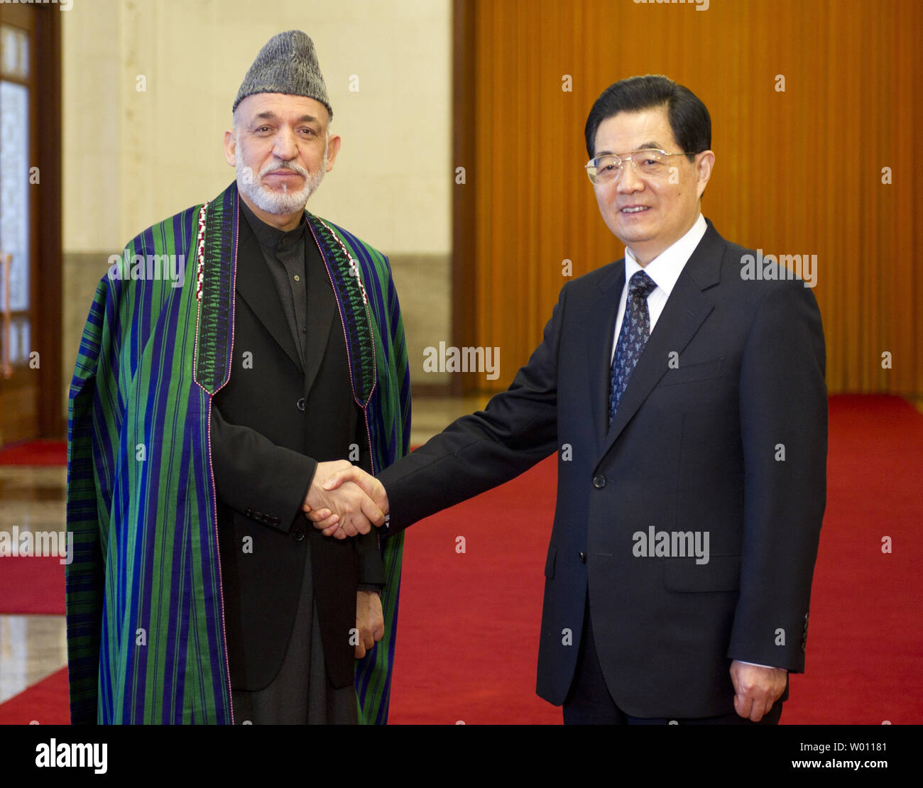 Il presidente cinese Hu Jintao (R) scuote le mani con il Presidente afgano Hamid Karzai prima ad una cerimonia di benvenuto nella Grande Sala del Popolo di Pechino il 8 giugno 2012. Hu ha detto a Karzai il venerdì che la Cina fornirà 'sincere e disinteressato aiuto' in Afghanistan, come ha accolto il paese a diventare un osservatore a livello regionale del blocco di sicurezza ancorato da Pechino e Mosca. Xinhua/UPI Foto Stock