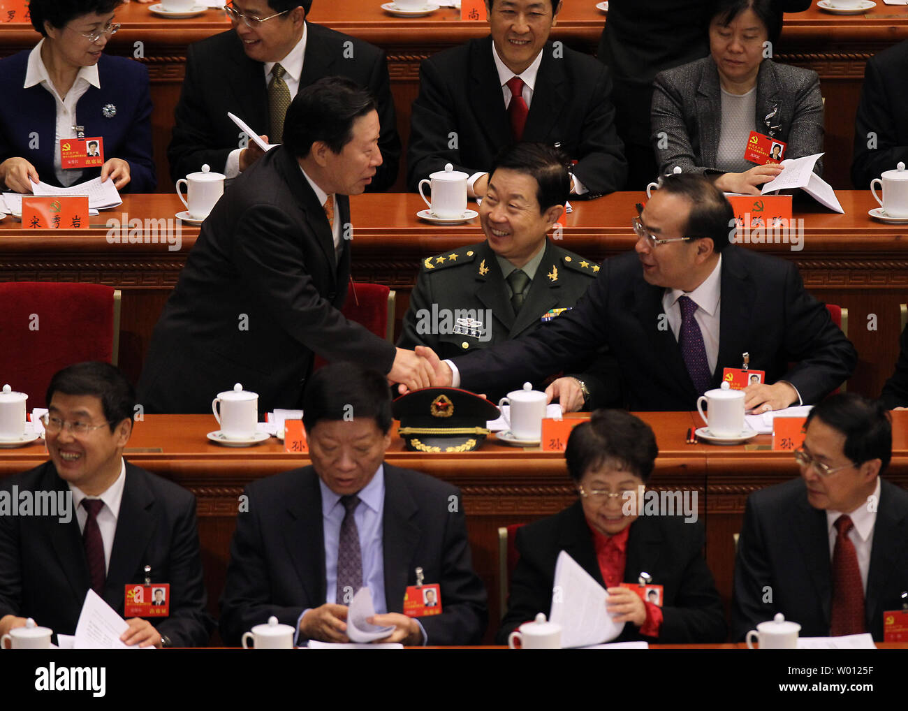 I delegati della Cina del Partito Comunista partecipare alla cerimonia di apertura del diciottesimo congresso del partito comunista nella Grande Sala del Popolo di Pechino il 8 novembre 2012. I delegati del partito comunista sono arrivate in Cina il capitale per la riunione che inizia una volta che-in-un-decade il trasferimento di potenza. Il presidente Hu Jintao passerà la leadership a Xi Jinping. UPI/Stephen rasoio Foto Stock