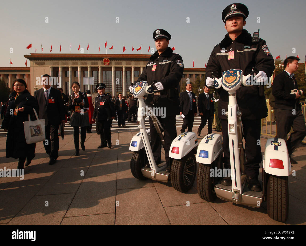 La polizia cinese pattugliano la zona vicino alla grande Sala del Popolo (fondo) dove il XVIII Congresso del Partito comunista ha aperto a Pechino il 8 novembre 2012. I delegati del partito comunista sono arrivate in Cina il capitale per la riunione che inizia una volta che-in-un-decade il trasferimento di potenza. Il presidente Hu Jintao passerà la leadership a Xi Jinping. UPI/Stephen rasoio Foto Stock