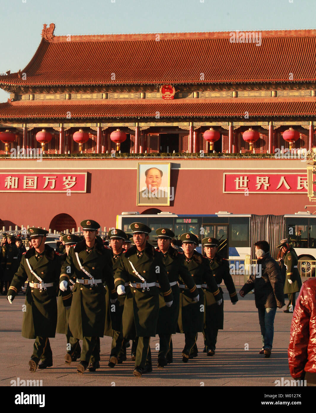 Soldati cinesi marzo attraverso Piazza Tiananmen, il sito del 1989 studente massacro ordinato dal Partito Comunista leader, mentre il XVIII Congresso del Partito Comunista (CPC) continua le sue sedute accanto alla piazza a Pechino il 13 novembre 2012. La Cina sarà eletto un nuovo leader in una volta in un decennio congresso, inaugurando una nuova era di leader in bilico con il compito di mantenere sia la crescita e la stabilità. UPI/Stephen rasoio Foto Stock