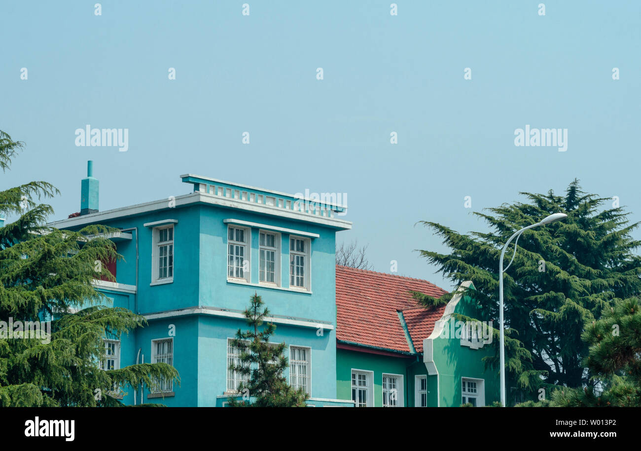 Piastrella rosso verde albero Qingdao caratteristica architettura Foto Stock