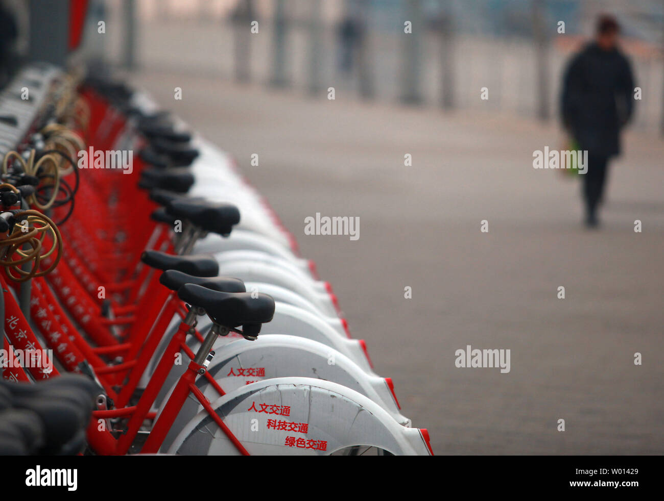 Decine di pubblico noleggio di biciclette sono parcheggiate presso un self-service bike kiosk su una strada a Pechino il 15 gennaio 2014. Nonostante il rapido aumento in possesso di auto in tutta la Cina, il paese è rimasto impegnato per i ciclisti con piste ciclabili di essere parte integrante di ogni città della rete di trasporto. UPI/Stephen rasoio Foto Stock