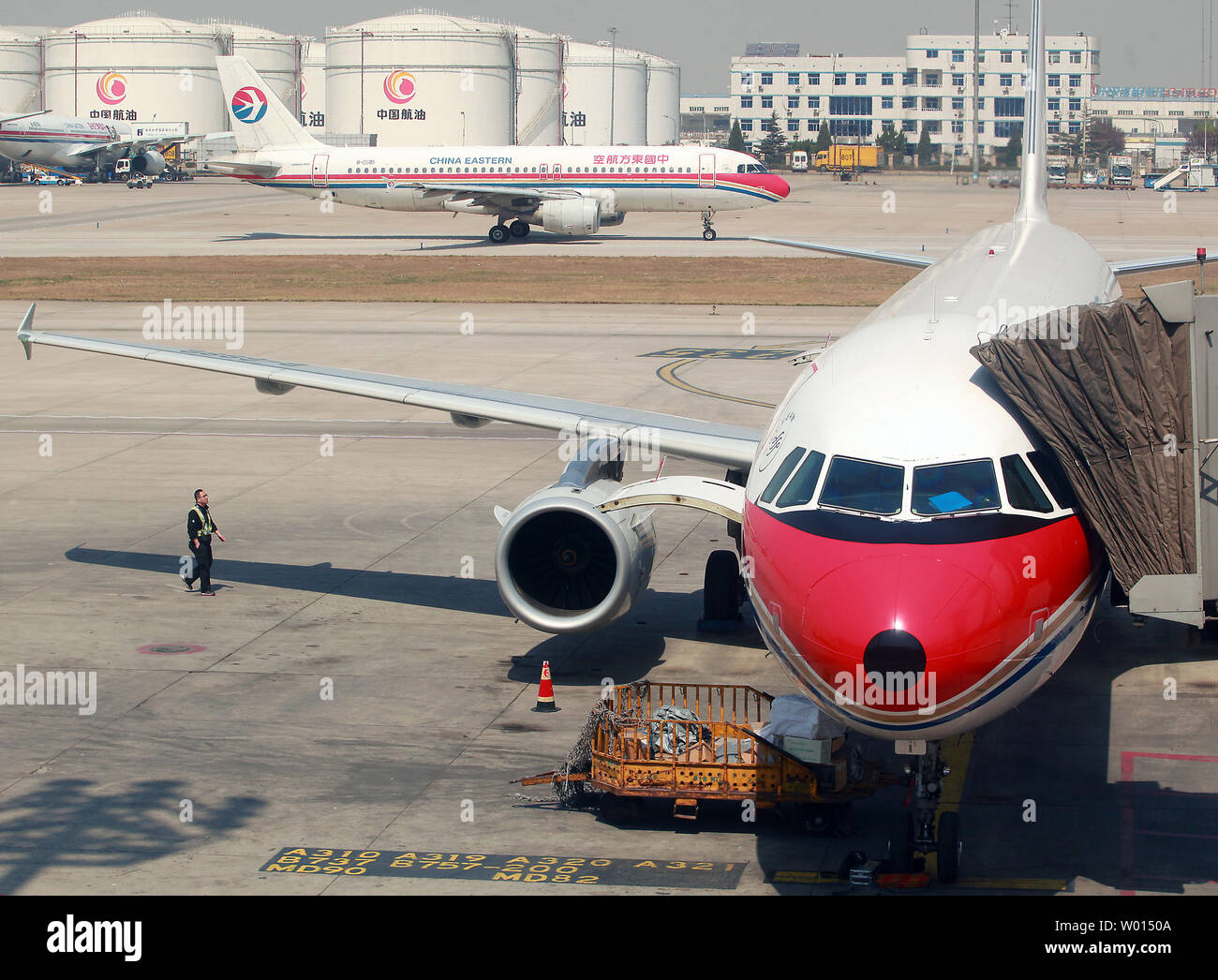 Un aereo di linea di passeggeri arriva a Pechino aeroporto internazionale il 4 aprile 2014. La Cina è emerso come il secondo più grande mercato di aviazione. A causa di anno in anno una crescita straordinaria, vi è stato un notevole aumento della domanda di velivoli commerciali dai cinesi per le compagnie aeree. UPI/Stephen rasoio Foto Stock