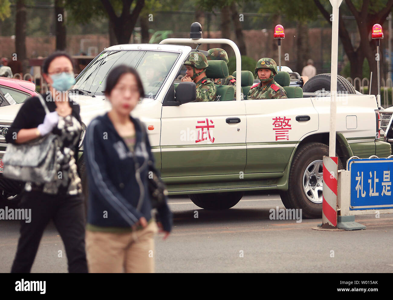 Cinese soldati paramilitari pattuglia in un open-cab jeep per le strade del centro cittadino di Pechino il 15 maggio 2014. Della Cina di capitale ha notevolmente intensificato le misure di sicurezza in quanto il paese del membro media ha descritto come "una escalation di anti-terrorismo sforzi' a seguito di una stringa di attacchi interni. UPI/Stephen rasoio Foto Stock