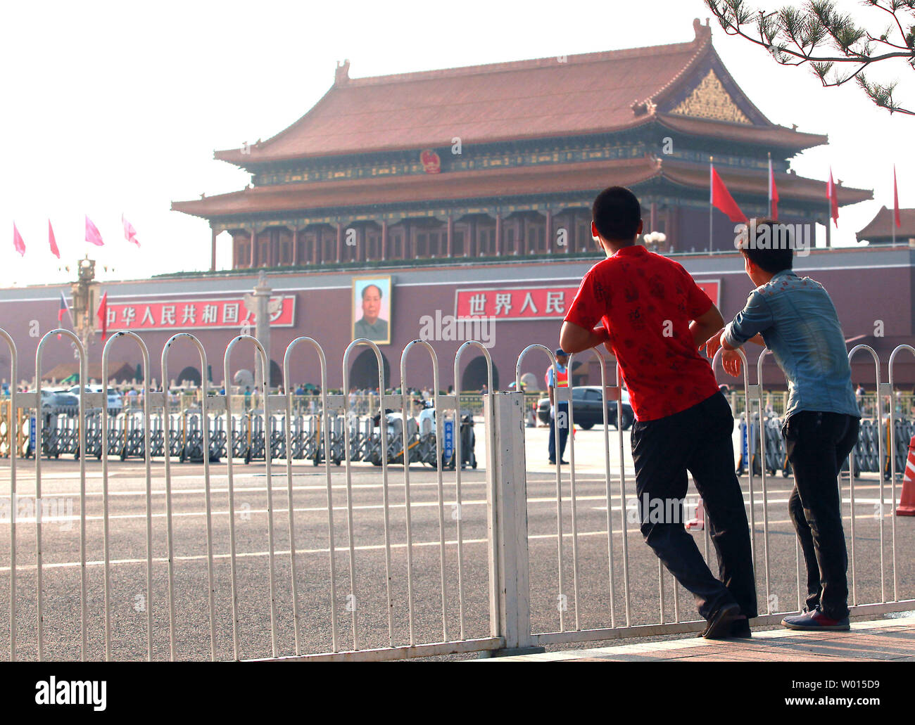 Visita cinese di Piazza Tiananmen, insieme con una maggiore presenza della polizia, proprio pochi giorni prima che il venticinquesimo anniversario del massacro di piazza Tiananmen, a Pechino il 2 giugno 2014. Della Cina di vasto censura macchina sta facendo del suo meglio per pulire il minimo accenno al giugno 4, 1989 repressione di Tiananmen da libri, televisione e internet, lavaggio del problema dal dibattito pubblico e dalle menti dei suoi giovani generazioni. UPI/Stephen rasoio Foto Stock