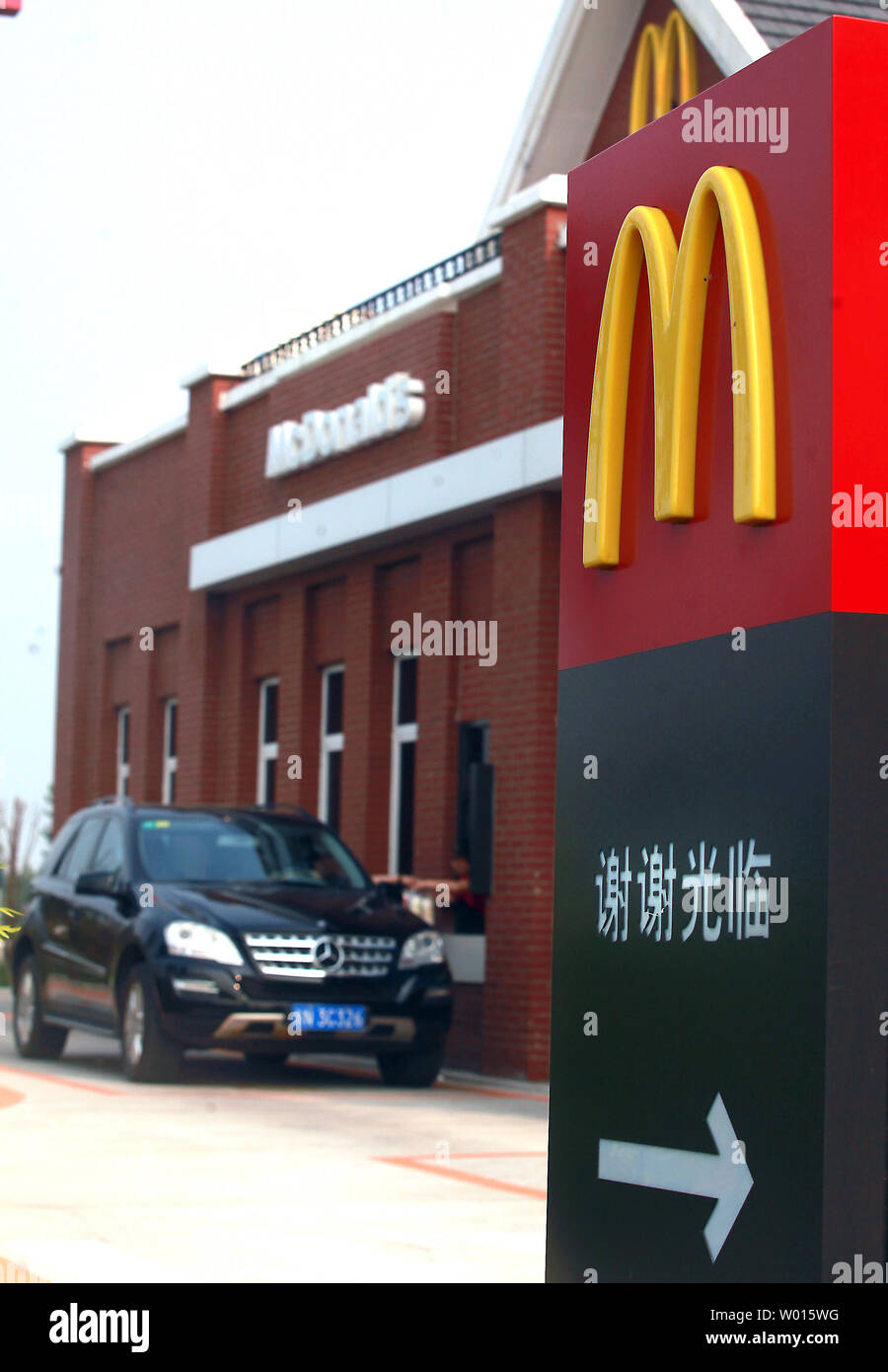 Ordine cinese di alimenti a McDonald drive thru ristorante a Pechino il 1 agosto 2014. Una sicurezza alimentare spaventare in Cina, coinvolgendo tainted manzo e pollo essendo utilizzato in McDonald's, KFC e Burger King, sta testando i consumatori locali' la fedeltà alla politica estera fast-food marche UPI/Stephen rasoio Foto Stock