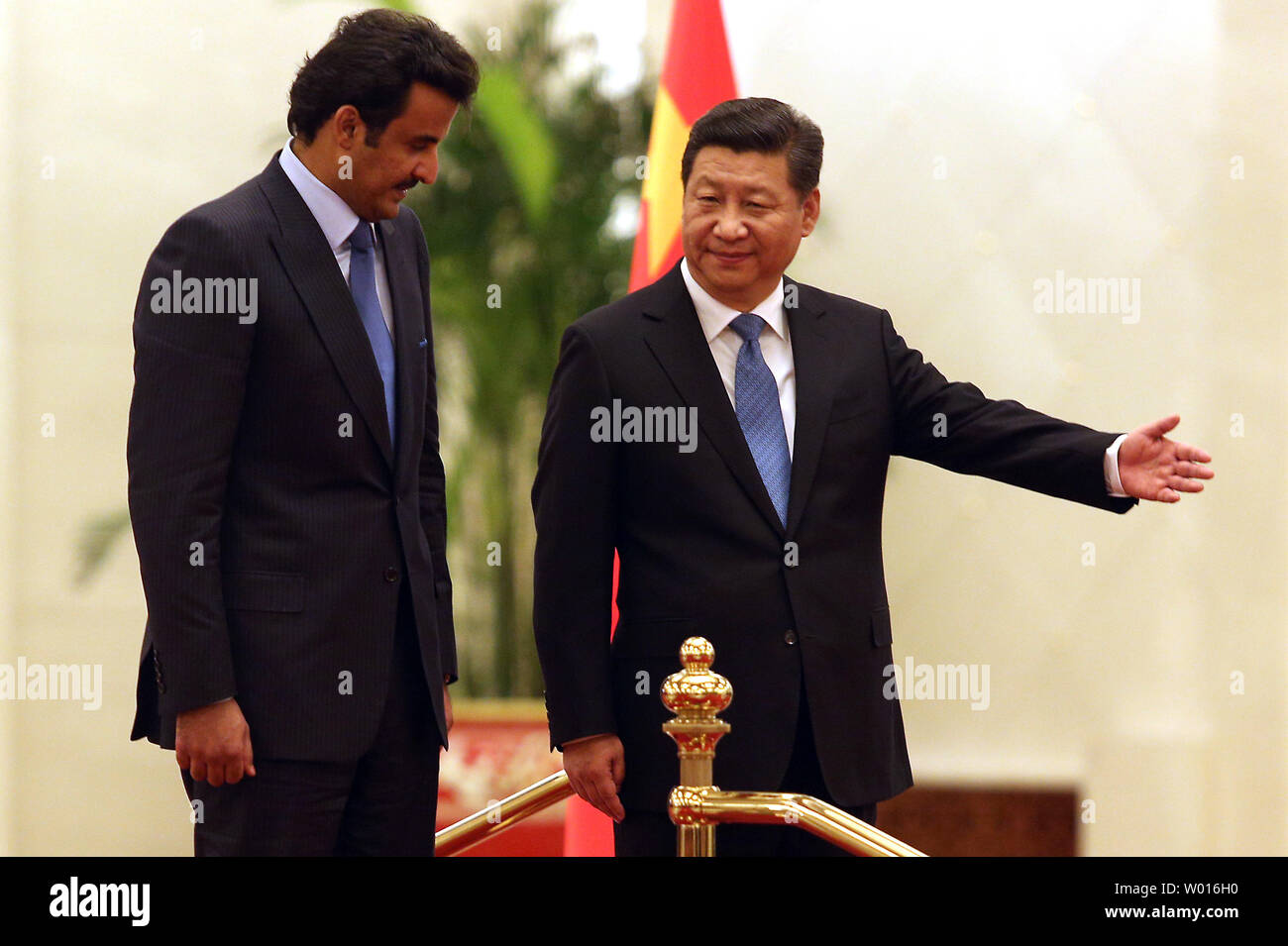 Il Qatar Emiro Sceicco Tamim Bin Hamad Al Thani (L) e la Cina del Presidente Xi Jinping assistere ad una cerimonia di benvenuto presso la Sala Grande della conoscenza delle persone a Pechino il 3 novembre 2014. La Cina ha dato un 30 miliardi di yuan contingente al Qatar sotto il renminbi straniere qualificati investitori istituzionali programma la prima di tale attribuzione di accesso al suo interno di mercati di capitali per i paesi del Medio Oriente. UPI/Stephen rasoio Foto Stock