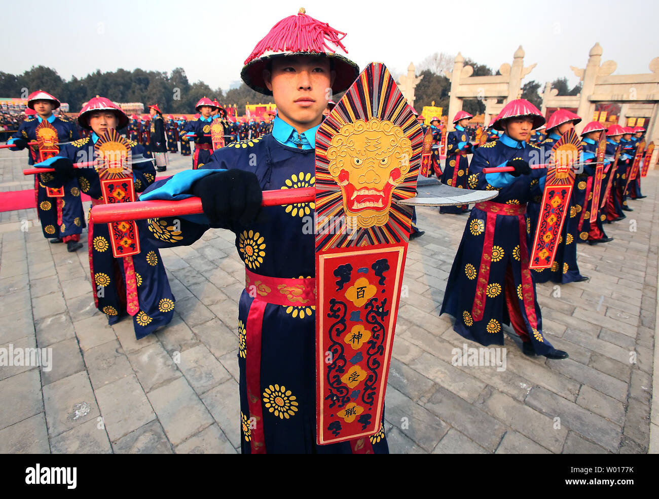 Soldati cinesi vestito come dinastia Qing protezioni e come un imperatore eseguire in una dinastia Qing cerimonia, nella quale gli imperatori pregato per un buon raccolto e la fortuna, durante il Festival di Primavera di Fiera del Tempio celebra la Cina del nuovo anno lunare in un parco antico a Pechino il 19 febbraio 2015. La Cina è più importante vacanza, il Festival di Primavera , comincia il 19 febbraio e segna l inizio dell Anno della Pecora, secondo lo zodiaco cinese. Foto di Stefano rasoio/UPI Foto Stock