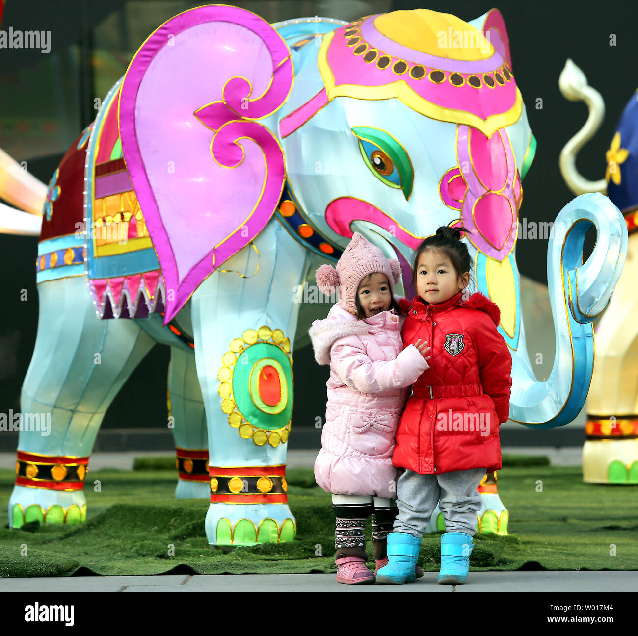 Due ragazze cinesi rappresentano per le foto di fronte elefanti ornamentali sul display in un elegante fashion mall a Pechino il 23 marzo 2015. Della Cina di ultimo censimento dati mostra che le famiglie cinesi preferisce figli oltre le figlie. La Cina ha ora 33 milioni di più uomini che donne, decine di milioni di persone che non possono mai essere in grado di trovare compagni. Foto di Stefano rasoio/UPI Foto Stock