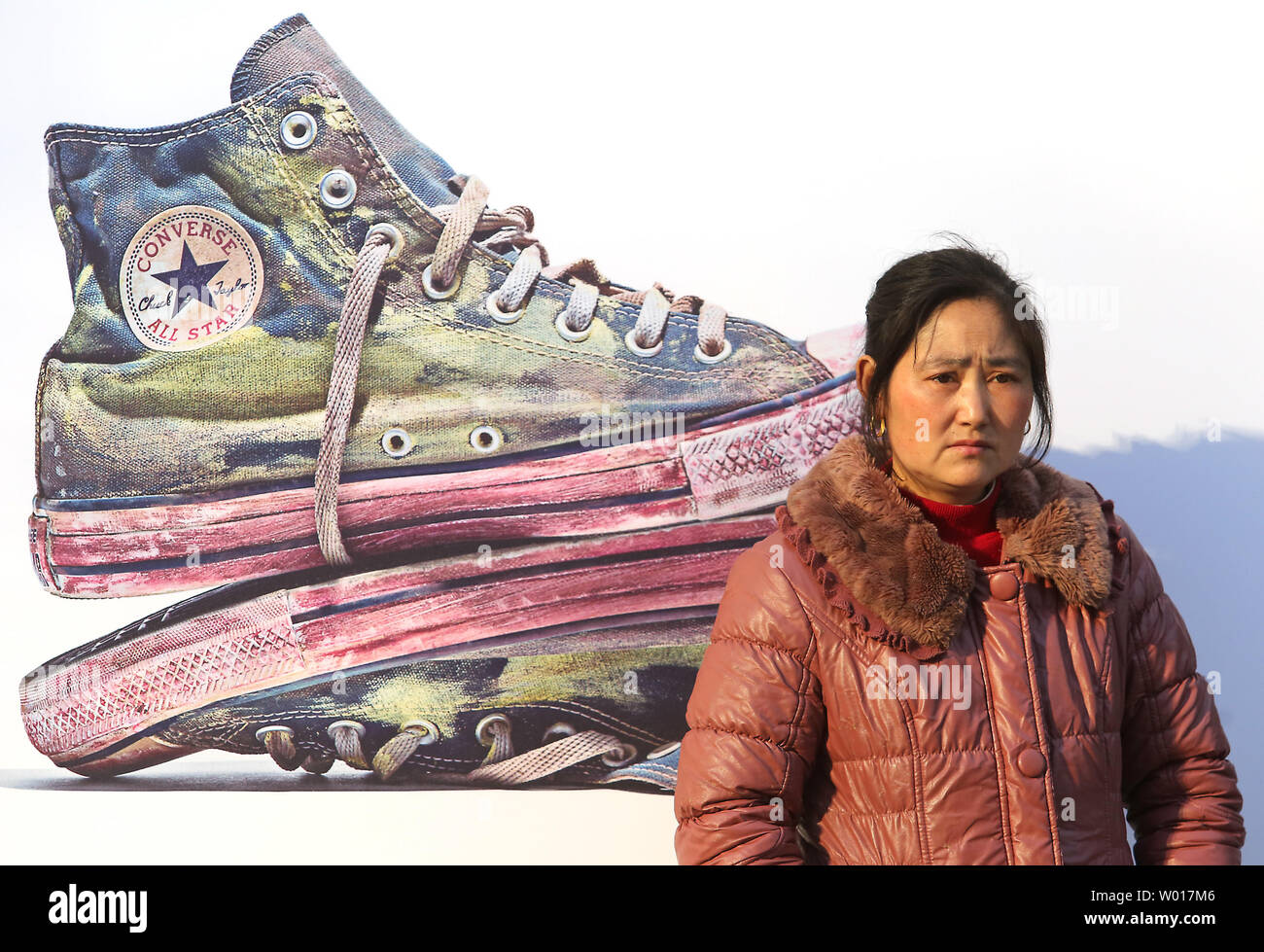 Visita cinese una Converse Chuck Taylor tutte le stelle negozio di  abbigliamento a Pechino il 23 marzo 2015. La tela-e-gomma scarpa che risale  al 1917 è ora considerato moda tra 20-somethings in