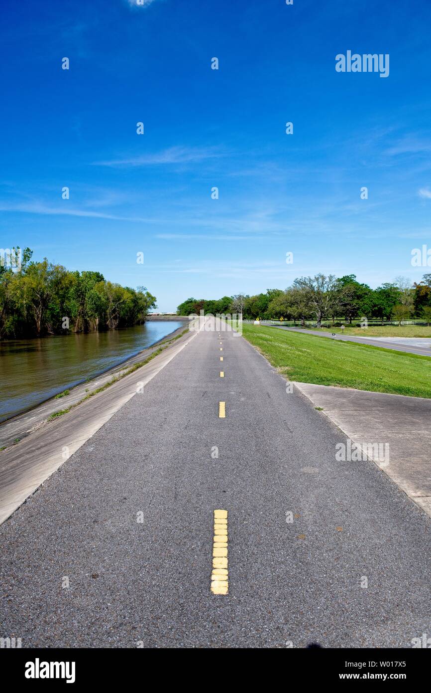 Autostrada con linee gialle convergenti Foto Stock