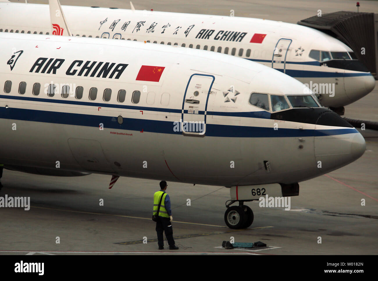 Air China getti passeggero sono parcheggiate al gate a Pechino aeroporto internazionale il 30 Maggio 2015.La Cina in uscita di voli internazionali e rabboccato 100 milioni e un nuovo record. Tale numero è destinato a salire di dieci per cento di quest'anno come paesi tra cui gli Stati Uniti, in Francia e in Australia relax politiche in materia di visti. Foto di Stefano rasoio/UPI Foto Stock