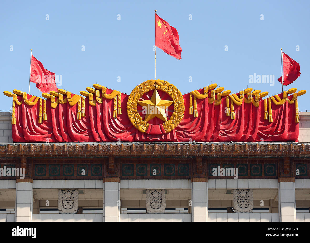 Della Cina di bandiera nazionale file oltre il Museo della Rivoluzione a Pechino il 30 luglio 2015. Della Cina di politica monetaria è affondata in un disordine nel mezzo di questo mese di rout in scorte domestiche, in base alle relazioni di focalizzazione sulla Banca Popolare di Cina. Foto di Stefano rasoio/UPI Foto Stock