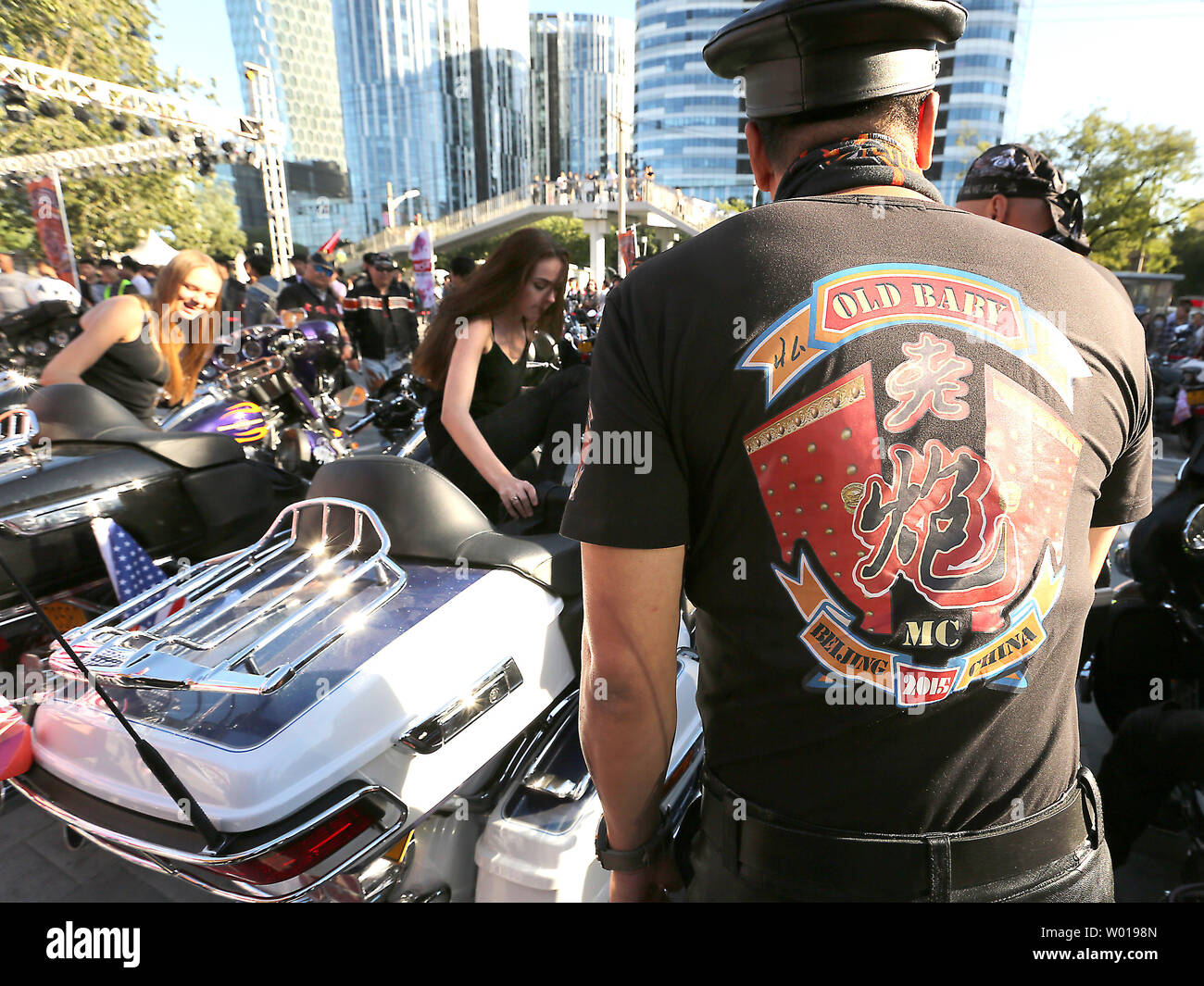 Gli uomini cinesi in Harley-Davidson " vecchio " Baby club lasciate modelli russo sedersi sulle loro moto durante un weekend di festa a Pechino il 4 ottobre 2015. Con vendite di Harley-Davidson motocicli in tutta la Cina aumentando di anno in anno, in modo da avere il numero di Harley club è aumentato nel paese le principali città. Harley-Davidson spera che la Cina a svolgere un grande ruolo nelle vendite globali. Foto di Stefano rasoio/UPI Foto Stock Gli uomini cinesi in Harley-Davidson " vecchio " Baby club lasciate modelli russo sedersi sulle loro moto durante un weekend di festa a Pechino il 4 ottobre 2015. Con vendite di Harley-Davidson motocicli in tutta la Cina aumentando di anno in anno, in modo da avere il numero di Harley club è aumentato nel paese le principali città. Harley-Davidson spera che la Cina a svolgere un grande ruolo nelle vendite globali. Foto di Stefano rasoio/UPI Foto Stock