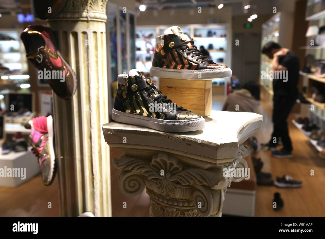 Shoes shop in beijing china immagini e fotografie stock ad alta risoluzione  - Alamy