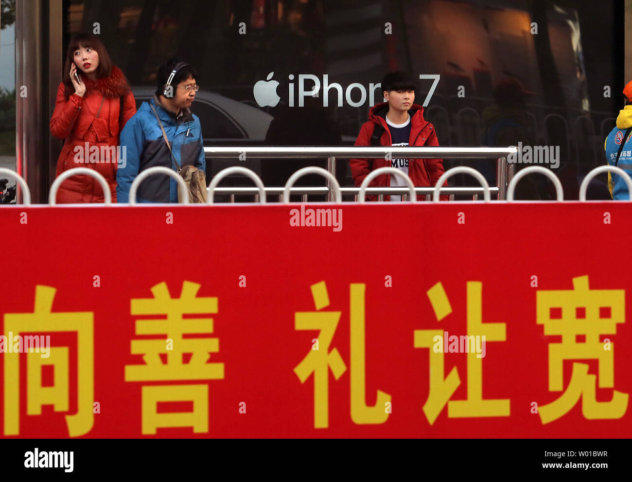 Supporto cinese di fronte a un Apple iPhone 7 annuncio a una fermata degli  autobus a Pechino il 2 novembre 2016. UBS, di tutto il mondo più grande  banca privata, ha ribadito