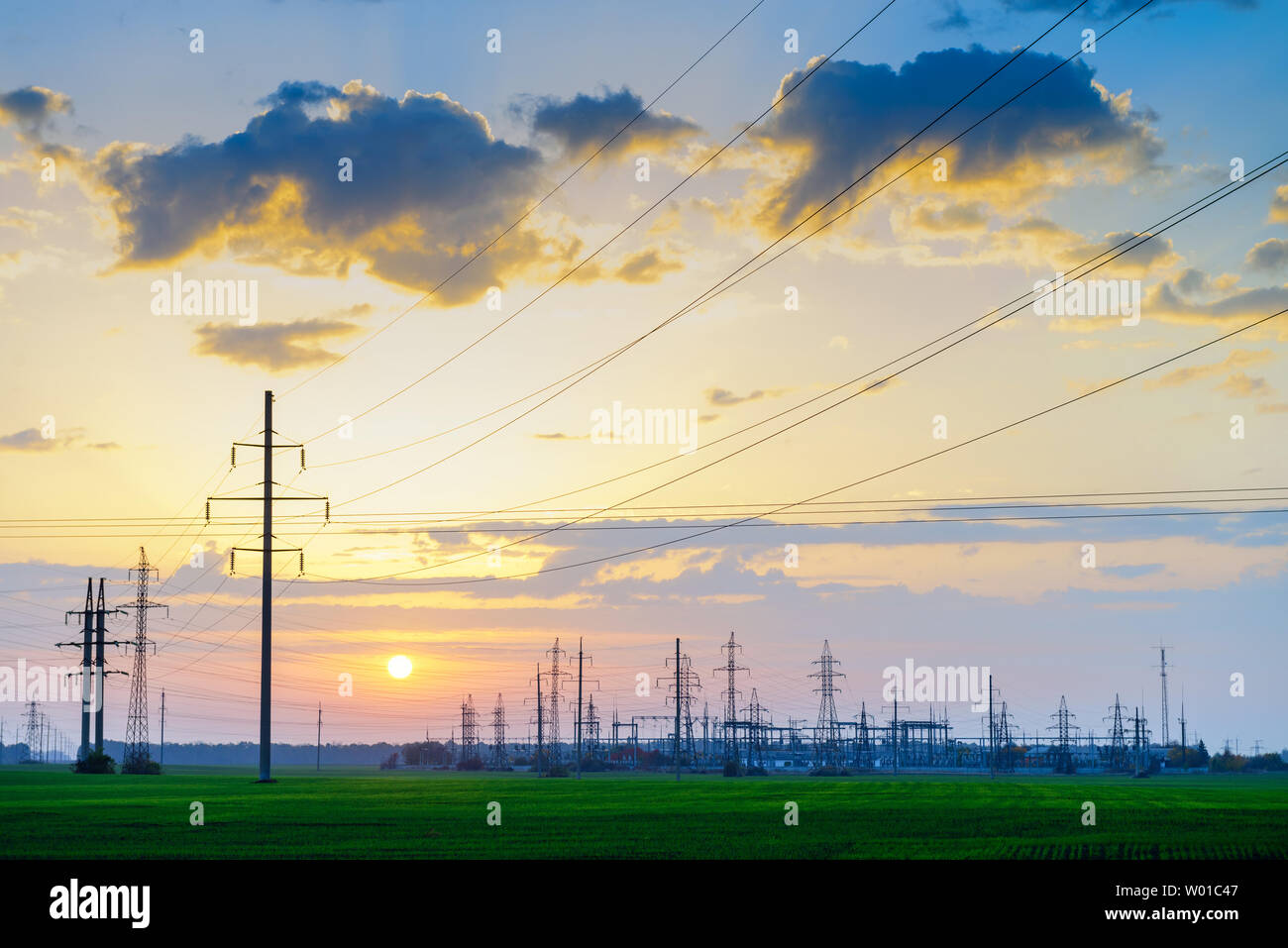 Un sacco di linee di potenza al tramonto in zona rurale Foto Stock