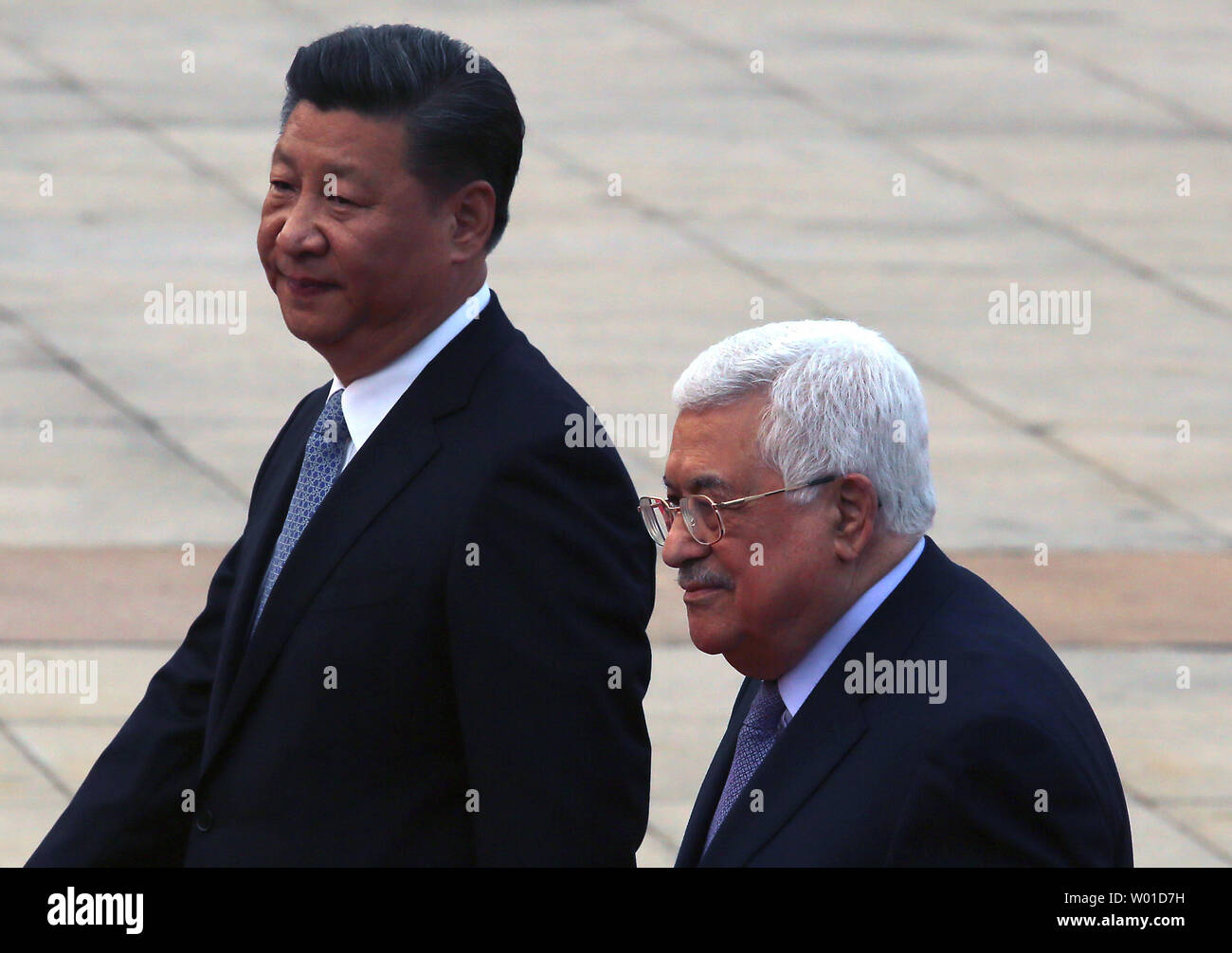 Il presidente cinese Xi Jinping (L) accompagnatrici il presidente palestinese Mahmoud Abbas durante una cerimonia di benvenuto presso la Grande Sala del Popolo di Pechino sulla luglio 18, 2017. Abbas ha iniziato una visita di tre giorni in Cina lunedì, e si prevede di discutere della pace in Medio Oriente e la cinghia e iniziativa su strada con Xi. Foto di Stefano rasoio/UPI Foto Stock