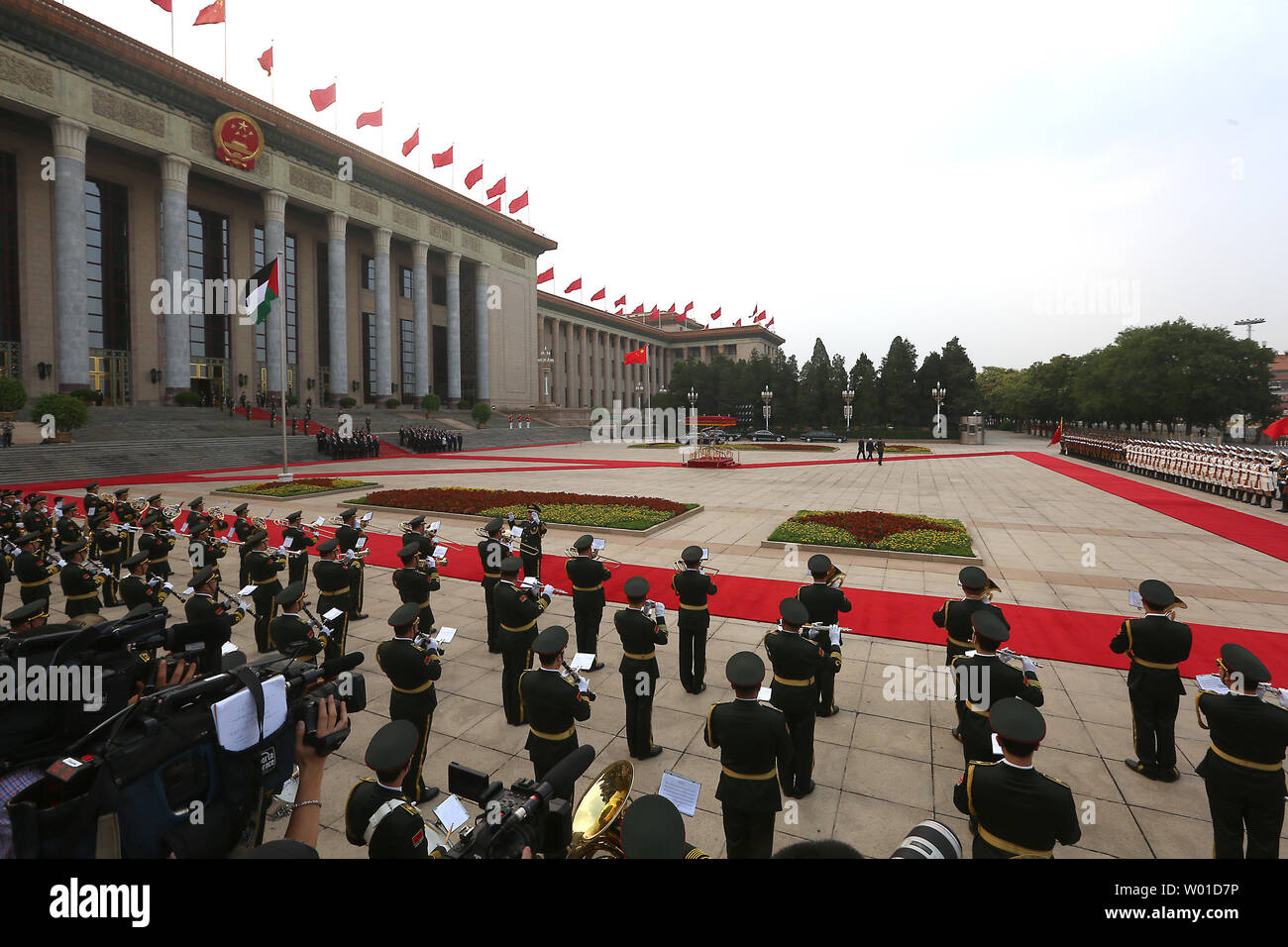 Il presidente cinese Xi Jinping e il presidente palestinese Mahmoud Abbas assistere ad una cerimonia di benvenuto presso la Grande Sala del Popolo di Pechino sulla luglio 18, 2017. Abbas ha iniziato una visita di tre giorni in Cina lunedì, e si prevede di discutere della pace in Medio Oriente e la cinghia e iniziativa su strada con Xi. Foto di Stefano rasoio/UPI Foto Stock