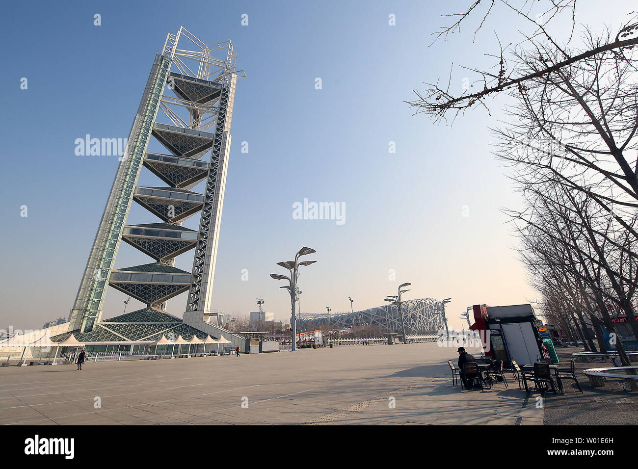 Il 2008 Olympic verde, con la mitica "nido di uccelli' stadium in background, resta un po' di una città fantasma come funzionari tentano di riconvertire le sedi a Pechino il 13 febbraio 2018. Città ospitanti sono prevalentemente di sinistra con una massiccia avanzi di stadi, sedi e debito come i governi cercano di trovare utilizza per gli stadi e luoghi. La Cina, che ha speso più di 2 miliardi di dollari per costruire 31 sedi per i Giochi Estivi del 2008, ospiterà il 2022 Giochi Invernali. Foto di Stefano rasoio/UPI Foto Stock