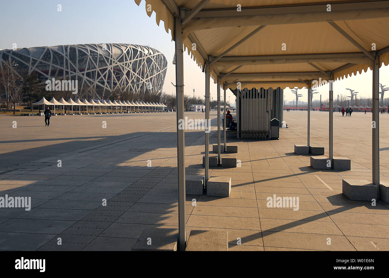 Il 2008 Olympic verde, con la mitica "nido di uccelli' stadium in background, resta un po' di una città fantasma come funzionari tentano di riconvertire le sedi a Pechino il 13 febbraio 2018. Città ospitanti sono prevalentemente di sinistra con una massiccia avanzi di stadi, sedi e debito come i governi cercano di trovare utilizza per gli stadi e luoghi. La Cina, che ha speso più di 2 miliardi di dollari per costruire 31 sedi per i Giochi Estivi del 2008, ospiterà il 2022 Giochi Invernali. Foto di Stefano rasoio/UPI Foto Stock