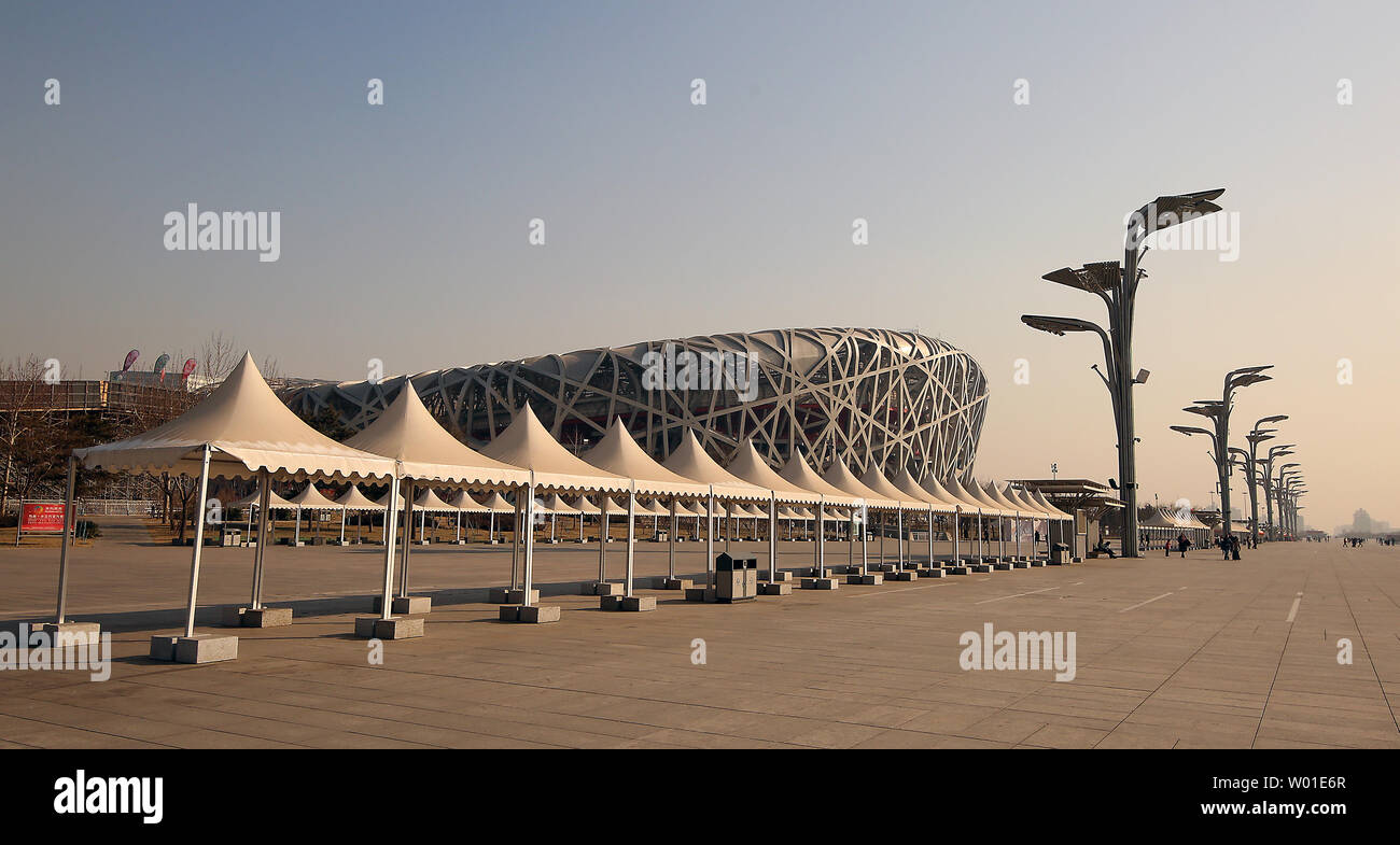 Il 2008 Olympic verde, con la mitica "nido di uccelli' stadium in background, resta un po' di una città fantasma come funzionari tentano di riconvertire le sedi a Pechino il 13 febbraio 2018. Città ospitanti sono prevalentemente di sinistra con una massiccia avanzi di stadi, sedi e debito come i governi cercano di trovare utilizza per gli stadi e luoghi. La Cina, che ha speso più di 2 miliardi di dollari per costruire 31 sedi per i Giochi Estivi del 2008, ospiterà il 2022 Giochi Invernali. Foto di Stefano rasoio/UPI Foto Stock