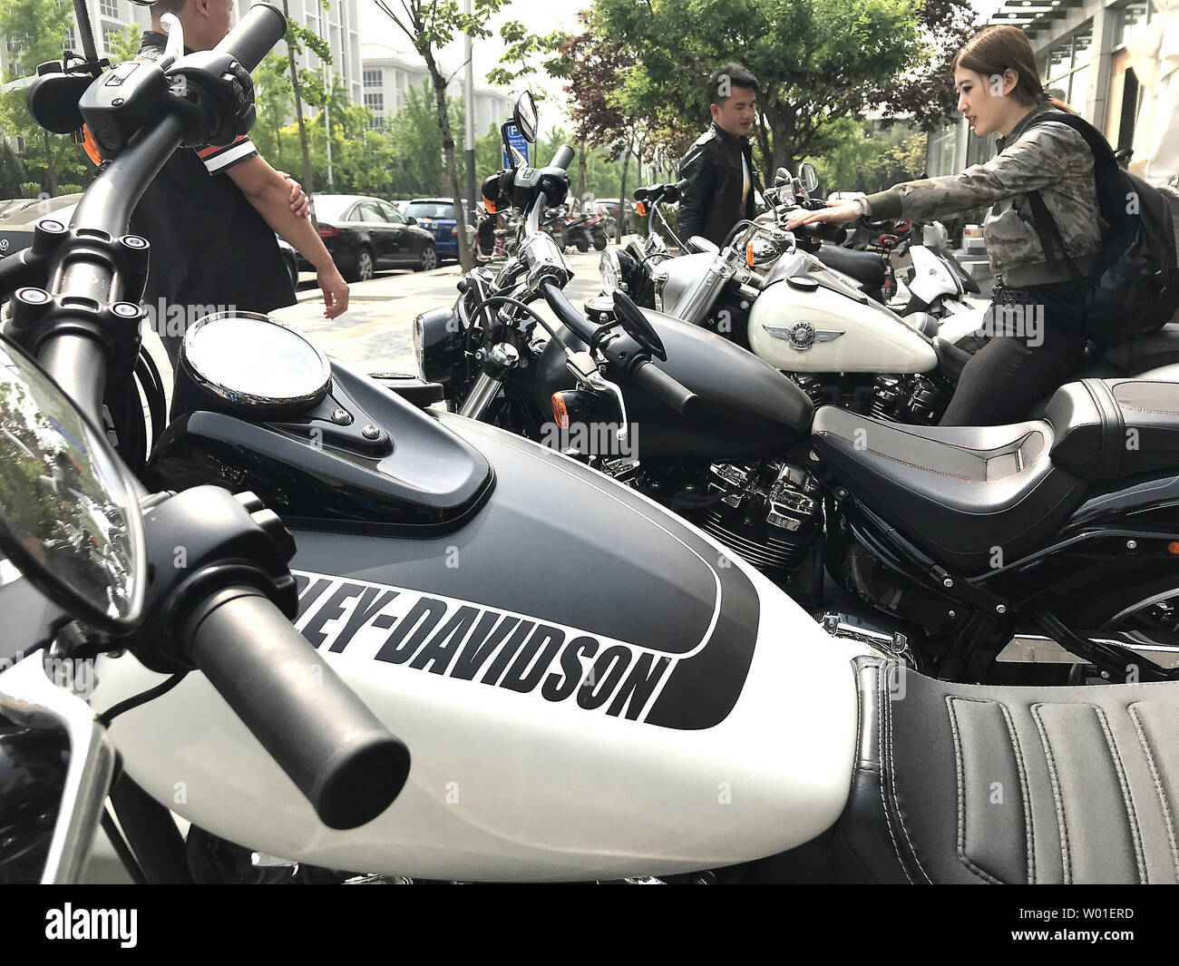 Il cinese controlla le ultime Harely-Davidson motocicli a uno showroom a Pechino il 6 maggio 2018. La Cina ha elencato la famosa American Motorcycle Company come un possibile bersaglio di ritorsione per tariffe reciproche. Foto di Stefano rasoio/UPI Foto Stock