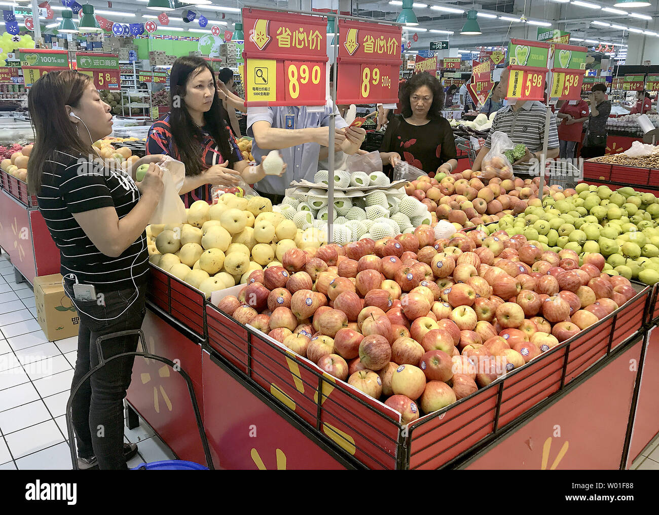 Negozio di cinesi per le mele in un Walmart nel centro cittadino di Pechino sulla luglio 15, 2018. Un top legislatore repubblicano di supervisionare le politiche commerciali ha chiamato per un incontro tra Stati Uniti Presidente Donald Trump e il presidente cinese Xi Jinping per alleviare le tensioni commerciali, attenzione che le tariffe degli Stati Uniti potrebbe smorzare negli Stati Uniti la crescita economica nel 2018. Foto di Stefano rasoio/UPI Foto Stock