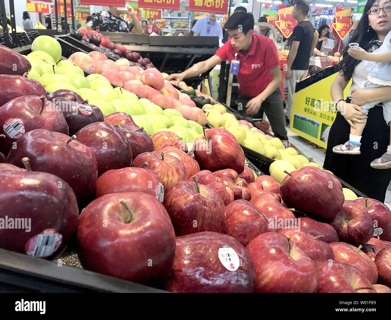 Negozio di cinesi per le mele in un Walmart nel centro cittadino di Pechino sulla luglio 15, 2018. Un top legislatore repubblicano di supervisionare le politiche commerciali ha chiamato per un incontro tra Stati Uniti Presidente Donald Trump e il presidente cinese Xi Jinping per alleviare le tensioni commerciali, attenzione che le tariffe degli Stati Uniti potrebbe smorzare negli Stati Uniti la crescita economica nel 2018. Foto di Stefano rasoio/UPI Foto Stock