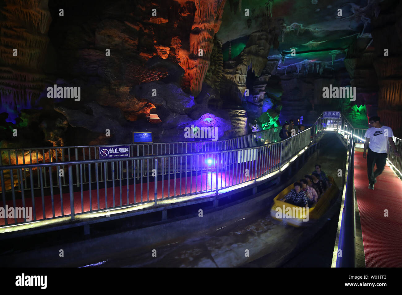 I turisti cinesi di visitare la Grande Rift Valley del Monte Tai, Provincia di Shandong, il 23 agosto 2018. Copre un'area di 1,28 milioni di metri quadrati, i 6.000 metri-odd lunga grotta carsica è di circa 500 milioni di anni fa. Foto di Stefano rasoio/UPI Foto Stock