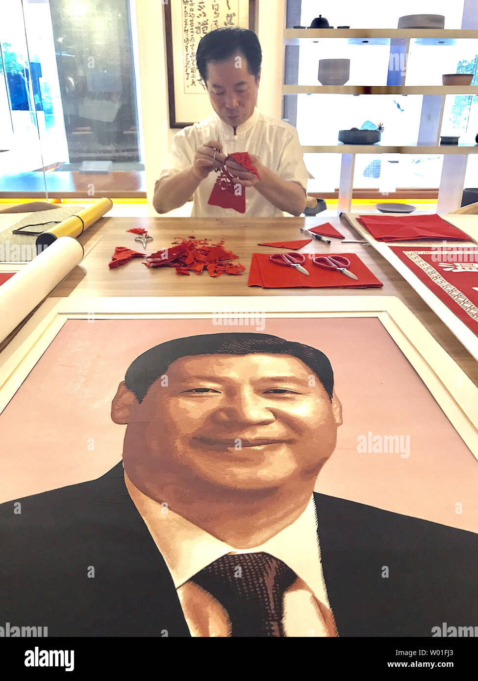 Un artista che lavora in uno stand, dove produce e vende iconica artigianato Cinese, così come un dipinto del Presidente cinese Xi Jinping, a Pechino il 12 settembre 2018. Xi ha creato la sua propria ideologia politica, in un passo verso il consolidamento della sua posizione nella parte superiore del Partito comunista. Foto di Stefano rasoio/UPI Foto Stock