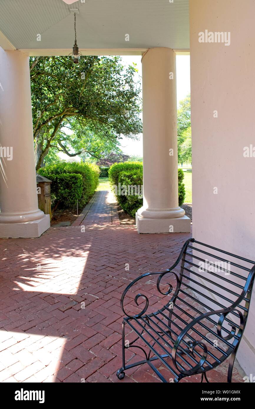 Una vista di una sedia in ferro battuto sul portico dell'edificio principale della Oak Alley Plantation Foto Stock