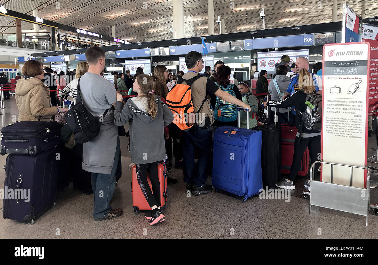 I passeggeri effettuano il check-in presso una biglietteria di Pechino aeroporto internazionale il 11 marzo 2019. L'amministrazione dell'aviazione civile cinese ha ordinato che tutti i Boeing domestico 737 max 8 getti essere messa a terra a causa del suo principio di 'tolleranza zero per i pericoli per la sicurezza.' La Cina dispone di una delle maggiori flotte di Boeing 737 MAX 8, operando 97 dei piani. Foto di Stefano rasoio/UPI Foto Stock