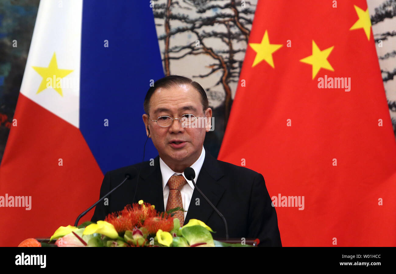 Filippine " Ministro degli Esteri Teodoro Lochen risponde a una domanda in una conferenza stampa congiunta al Diaoyutai State Guesthouse a Pechino il 20 marzo 2019. Lochen, insieme con un grande business delegazione, sono in Cina il capitale per discutere il commercio e le questioni di sicurezza regionale. Foto di Stefano rasoio/UPI Foto Stock