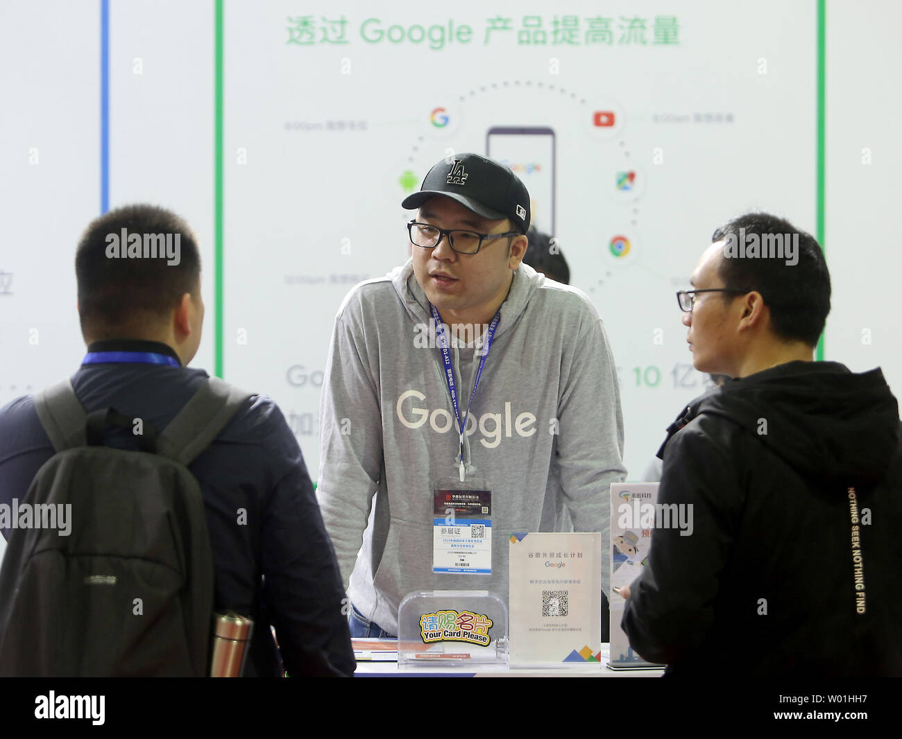 Google, in parte del loro spingere per ottenere maggiori quote del mercato globale del commercio elettronico, frequenta la seconda Internazionale Commercio Elettronico Expo di Yiwu, nella provincia di Zhejiang, il 12 aprile 2019. In meno di un decennio, la Cina è emerso come il leader mondiale nell'e-commerce: oggi la sua quota è 42%. La Cina è la casa di 730 milioni di utenti di internet, esso rappresenta il 40% di global retail di e-commerce e il suo pagamento mobile mercato è 11 volte la dimensione del mercato statunitense, secondo un rapporto di McKinsey Global Institute. Foto di Stefano rasoio/UPI Foto Stock