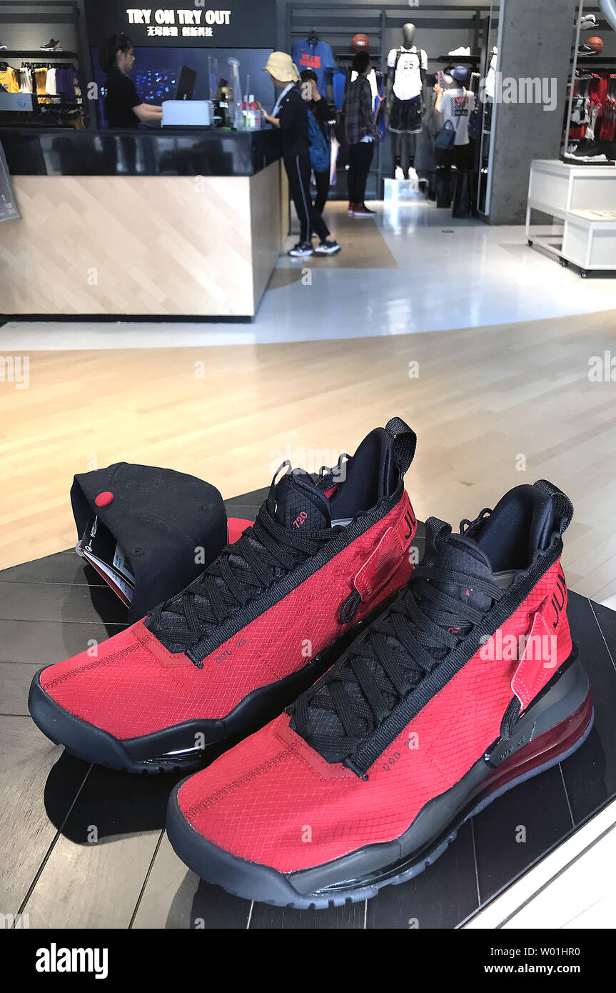 Nuovo Air Jordan vengono venduti presso il più grande negozio di NBA al di fuori del Nord America ha aperto di recente a Pechino il 19 aprile 2019. L'appetito per la versione ufficiale di NBA prodotti continua a crescere in Cina, con il NBA ora il numero uno della lega seguita in Cina online; sette volte più discussi con cinque volte più seguaci rispetto alla sommità tre comunità campionati di calcio combinato, secondo un recente rapporto sull'industria. Foto di Stefano rasoio/UPI Foto Stock