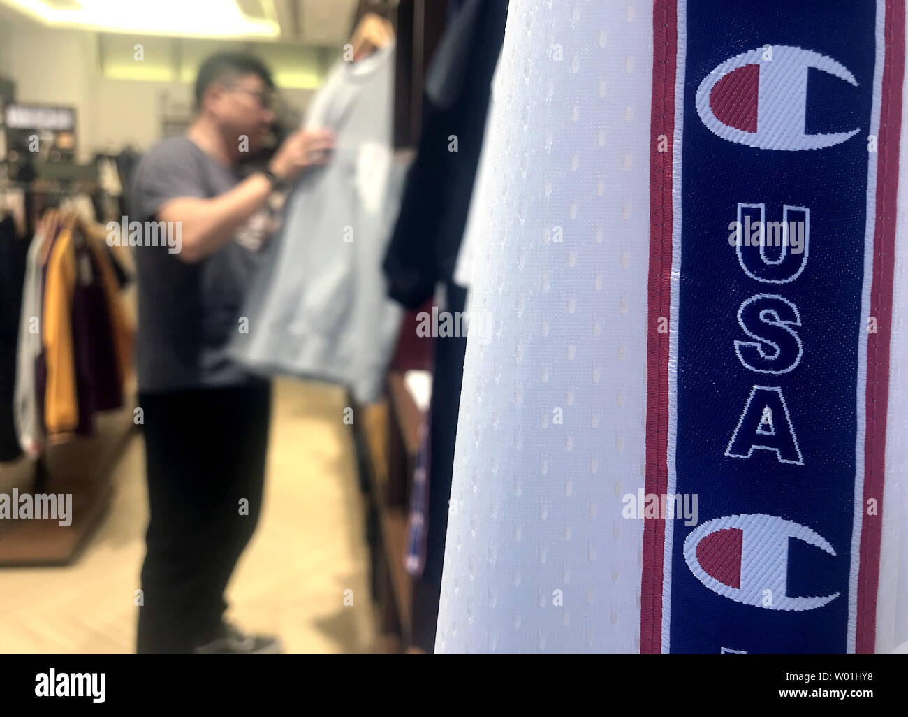 Negozio di cinesi per abbigliamento a U.S. Tommy Hilfiger il flagship store  a Pechino il 17 maggio 2019. La Cina ha vendicato a Washington tariffe  punitive su migliaia di cinesi importati prodotti