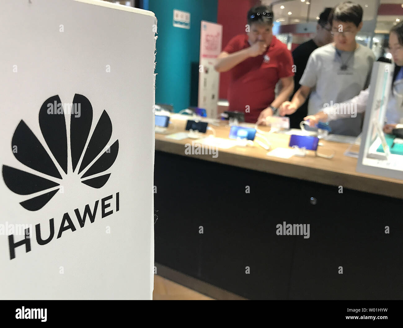 I clienti cinesi shop a Huawei showroom in centro a Pechino il 20 maggio 2019. Google ha sospeso tutti gli affari con Huawei che richiede il trasferimento di hardware e di software e servizi tecnici ad eccezione di quelle pubblicamente disponibili tramite la licenza open source in un colpo per la tecnologia cinese società che il governo degli Stati Uniti ha cercato di inserire in una lista nera di tutto il mondo. Foto di Stefano rasoio/UPI Foto Stock