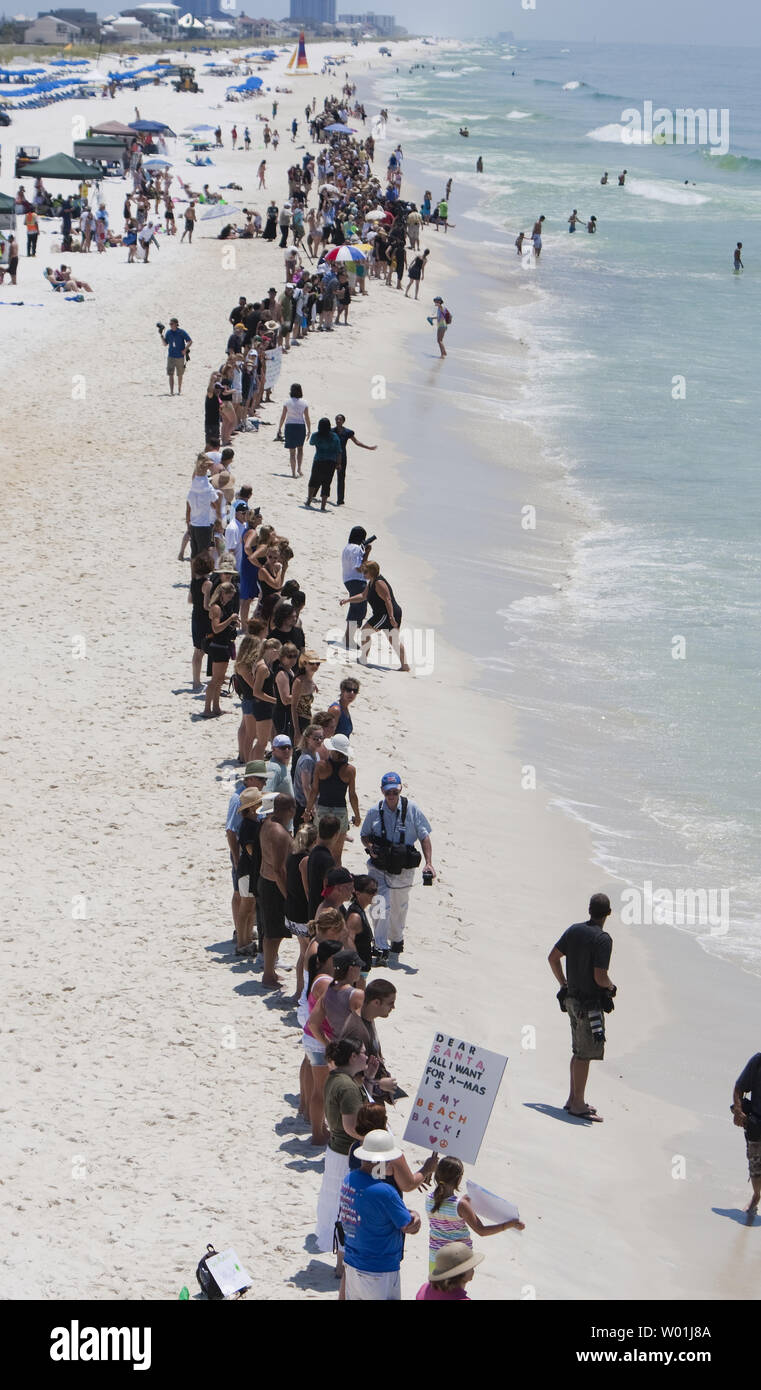 Il governatore della Florida Charlie Crist e sua moglie Carol aderito ad alcune centinaia di persone come loro linea di spiaggia di Pensacola per le mani attraverso la protesta di sabbia in Pensacola Beach, Florida il 26 giugno 2010. Le mani in tutta la sabbia è di protestare offshore oil drilling. UPI/Mark Wallheiser Foto Stock