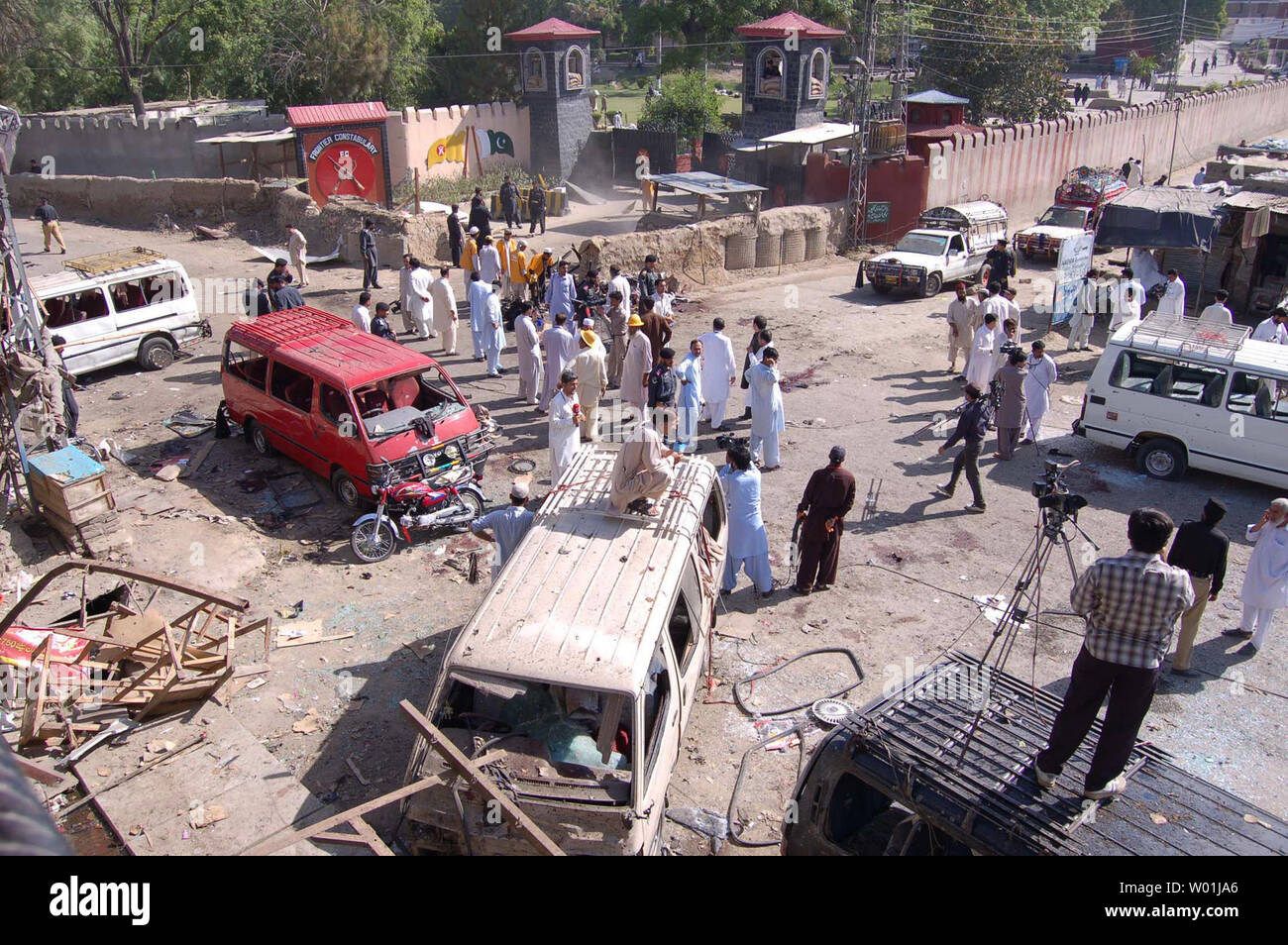 Poliziotti pakistani raccoglie prove presso il sito di un suicidio e l attentato al di fuori del principale centro di formazione di frontiera Constabulary (FC) in città Shabqadar, circa 30 chilometri (19 miglia) a nord di Peshawa il 13 maggio 2011. Il Pakistan talebani rivendicato il loro primo grande sciopero di rivincita per Osama bin Laden come la morte di almeno 70 persone sono state uccise in un attacco sulla polizia paramilitare. UPI/A. Khan Foto Stock