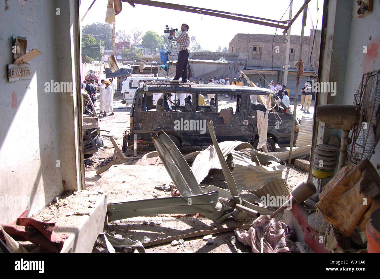 Poliziotti pakistani raccoglie prove presso il sito di un suicidio e l attentato al di fuori del principale centro di formazione di frontiera Constabulary (FC) in città Shabqadar, circa 30 chilometri (19 miglia) a nord di Peshawa il 13 maggio 2011. Il Pakistan talebani rivendicato il loro primo grande sciopero di rivincita per Osama bin Laden come la morte di almeno 70 persone sono state uccise in un attacco sulla polizia paramilitare. UPI/A. Khan Foto Stock