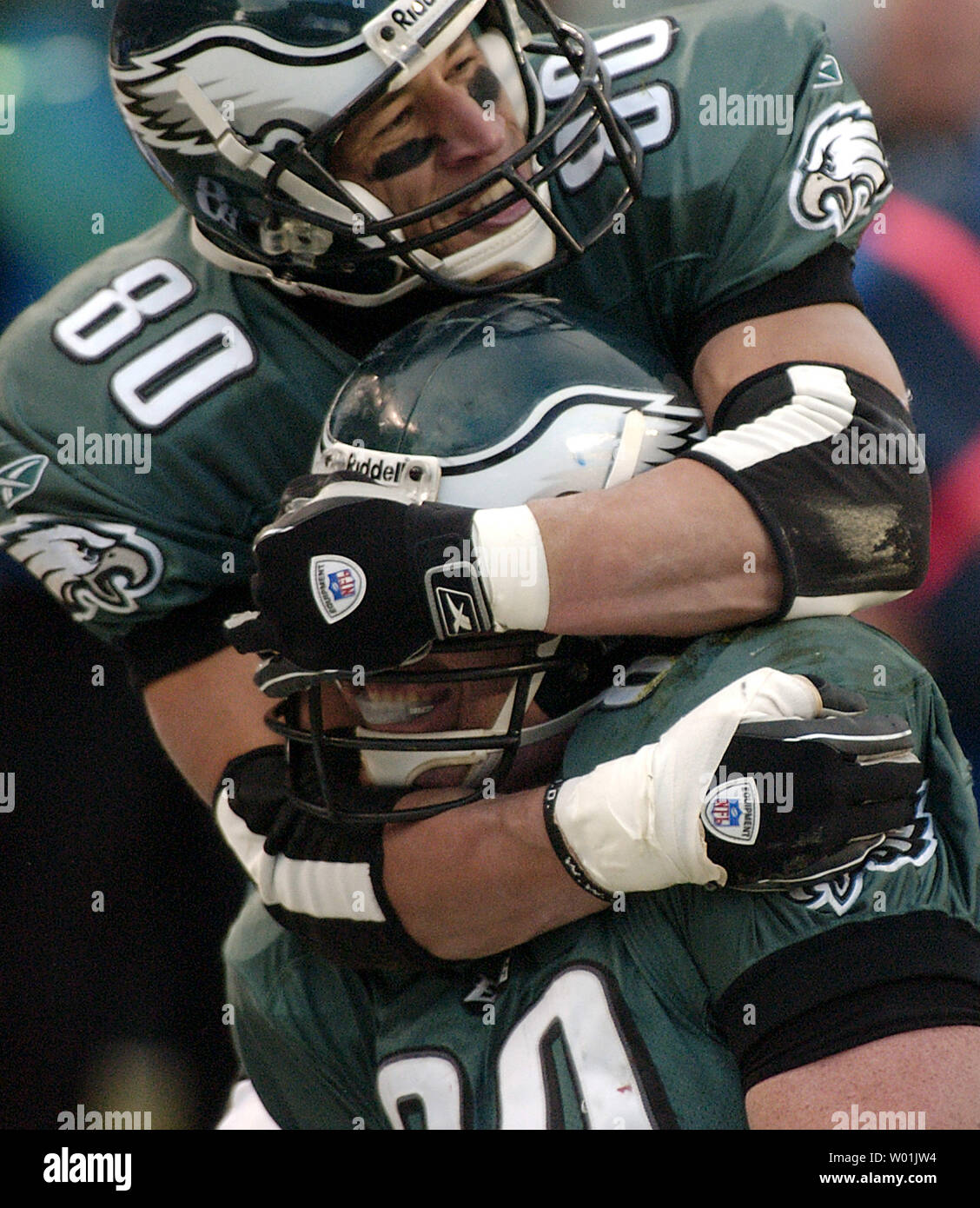 Le aquile' Ciad Lewis (89) è abbracciato dal compagno di squadra James Thrash (80) durante la loro in attesa da 36 a 10 la vittoria contro il cowboy aggraffatura di una nascita di spareggio come Philadelphia ospita Dallas in un gioco sfternoon presso il Lincoln Financial Field di Philadelphia, il 7 dicembre 2003. (UPI foto/Jon Adams) Foto Stock