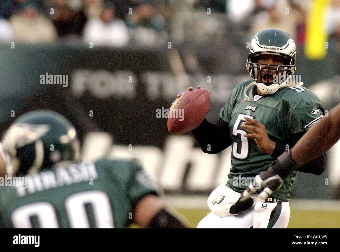 Le aquile' Donovan McNabb (5) cerca un uomo aperto durante il loro in attesa da 36 a 10 la vittoria contro il cowboy aggraffatura di una nascita di spareggio come Philadelphia ospita Dallas in un gioco sfternoon presso il Lincoln Financial Field di Philadelphia, il 7 dicembre 2003. (UPI foto/Jon Adams) Foto Stock